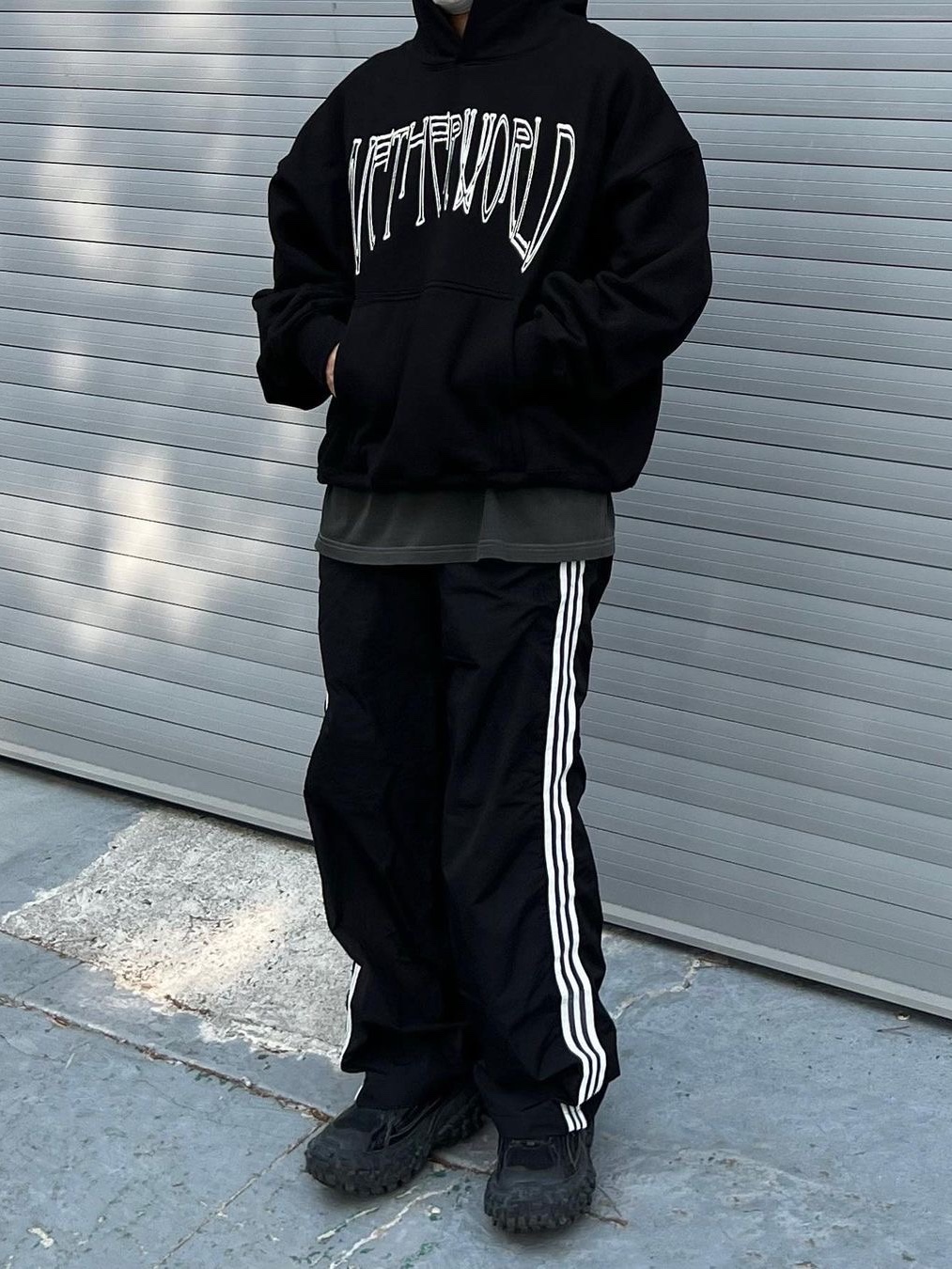 Netherworld Hoodie Black 착용 스타일 - 2