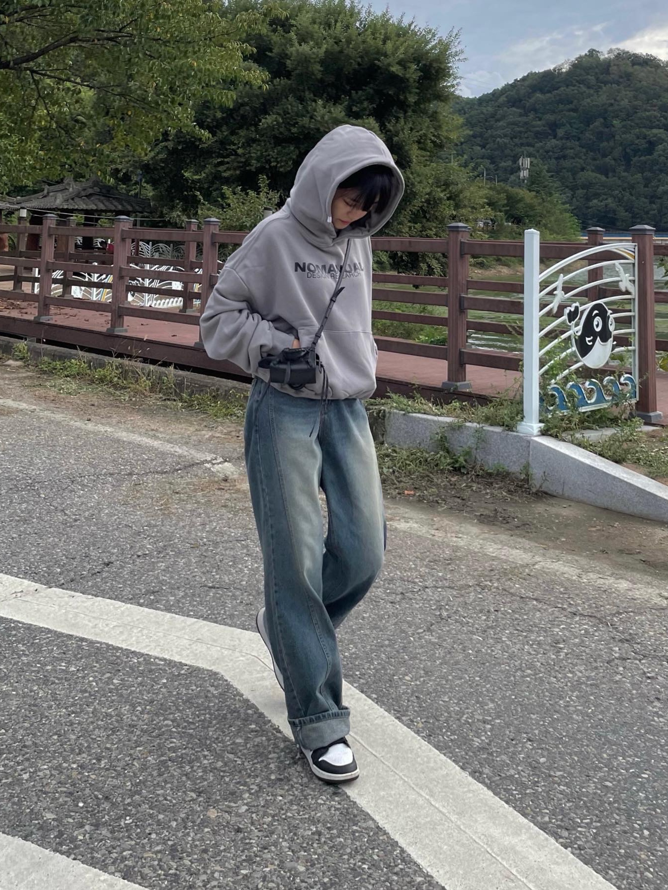 Balenciaga Grained Calfskin Neo Classic Super Nano Handbag Black, (GS) Jordan 1 Low Black Particle Grey 착용 스타일 - 3