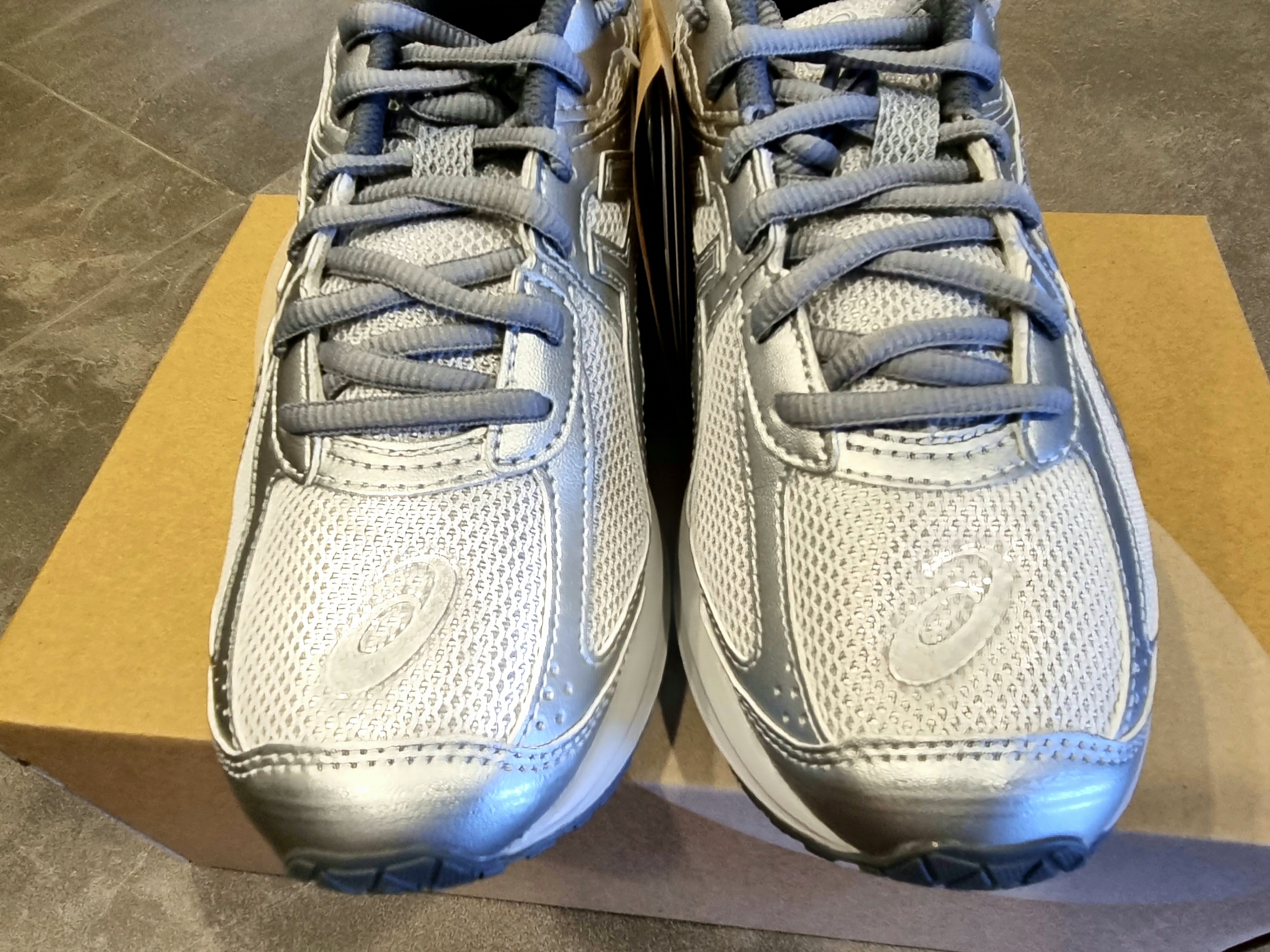 Asics Jog 100 S SMU Glacier Grey Pure Silver - 2E Wide 착용 스타일 - 4