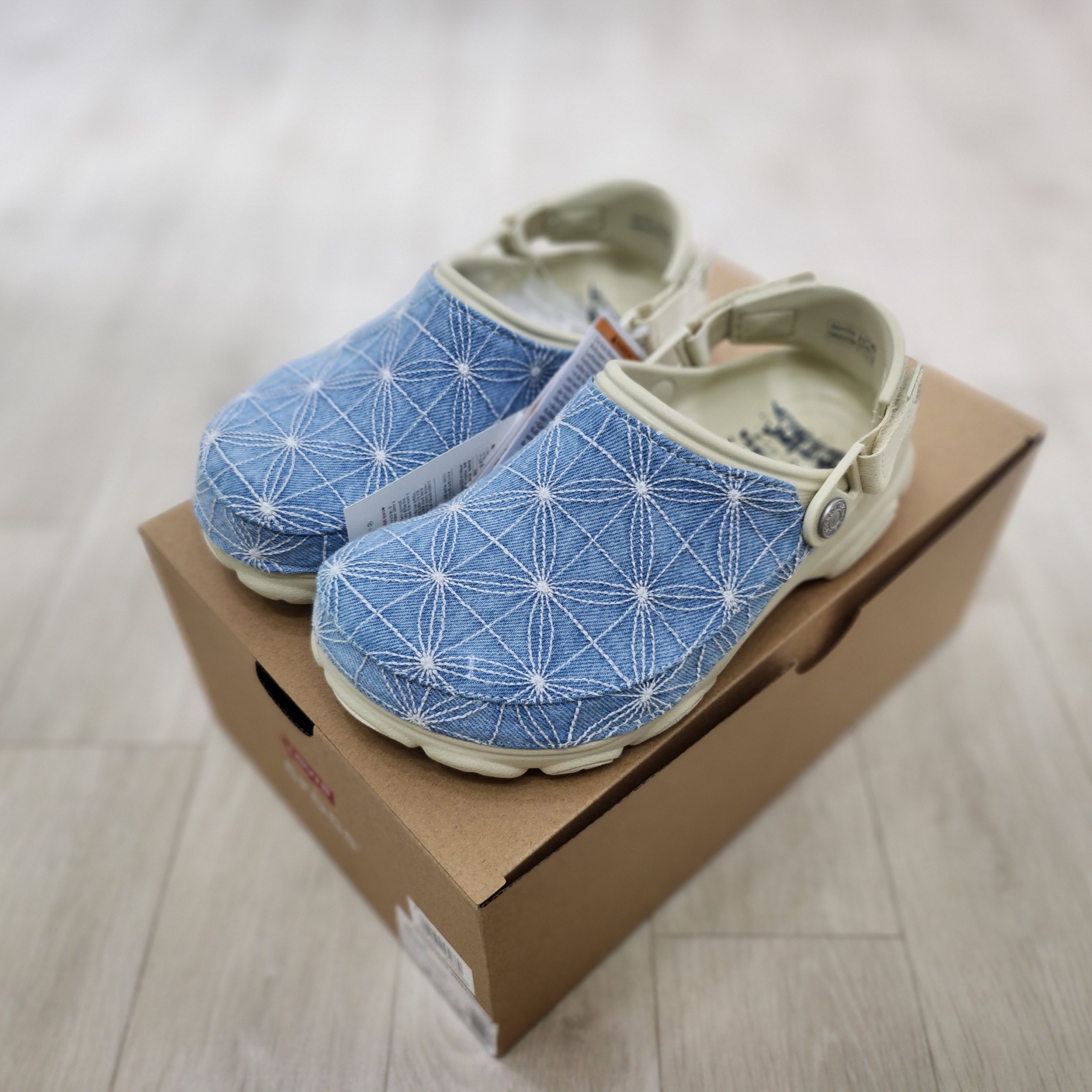 Crocs x Levi's All Terrain Clog Bone Blue 착용 스타일 - 2