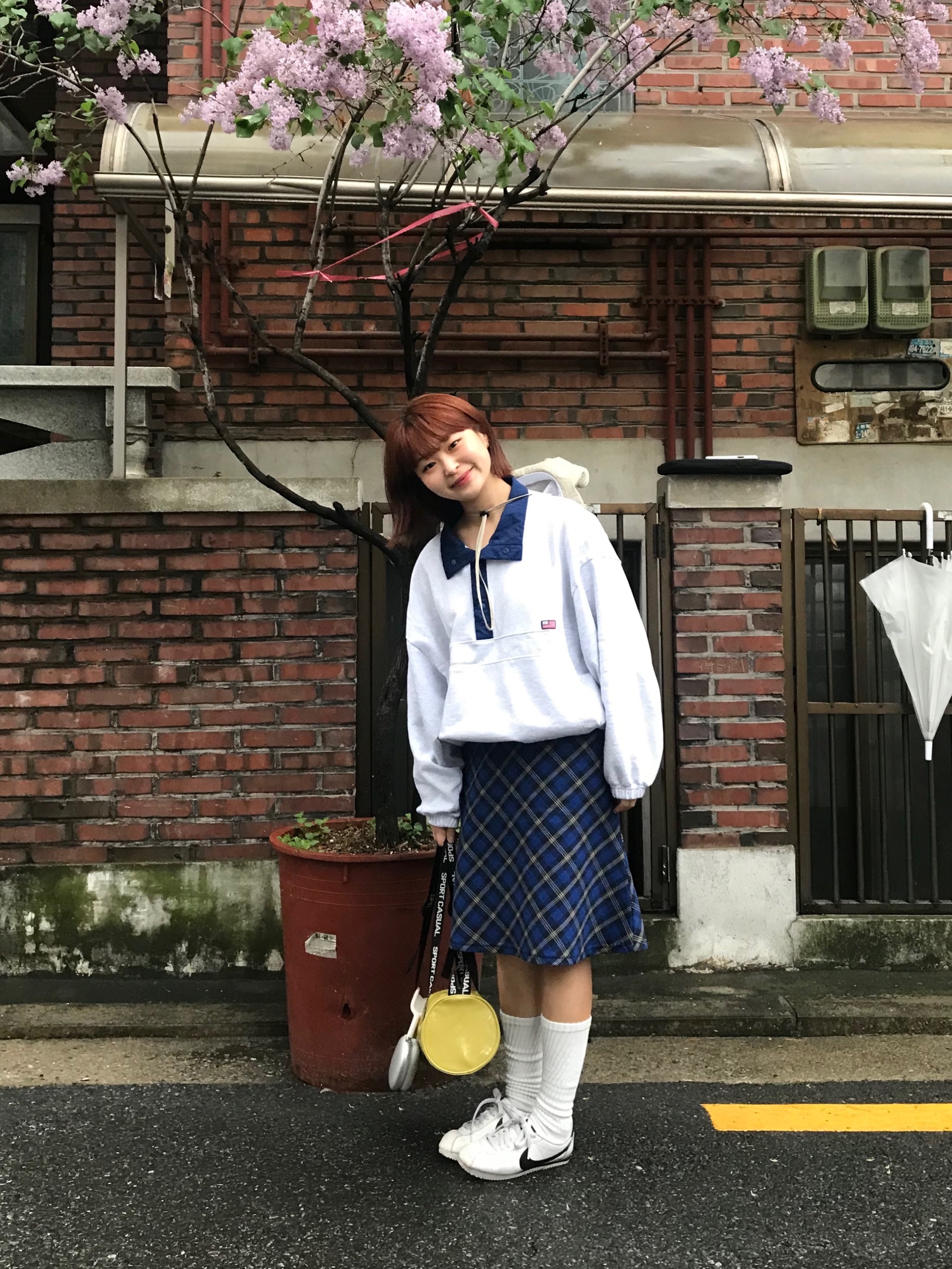 (W) Nike Classic Cortez Leather White Black, Apple AirPods Max Lightning Silver (Korean Ver.) 착용 스타일 - 2