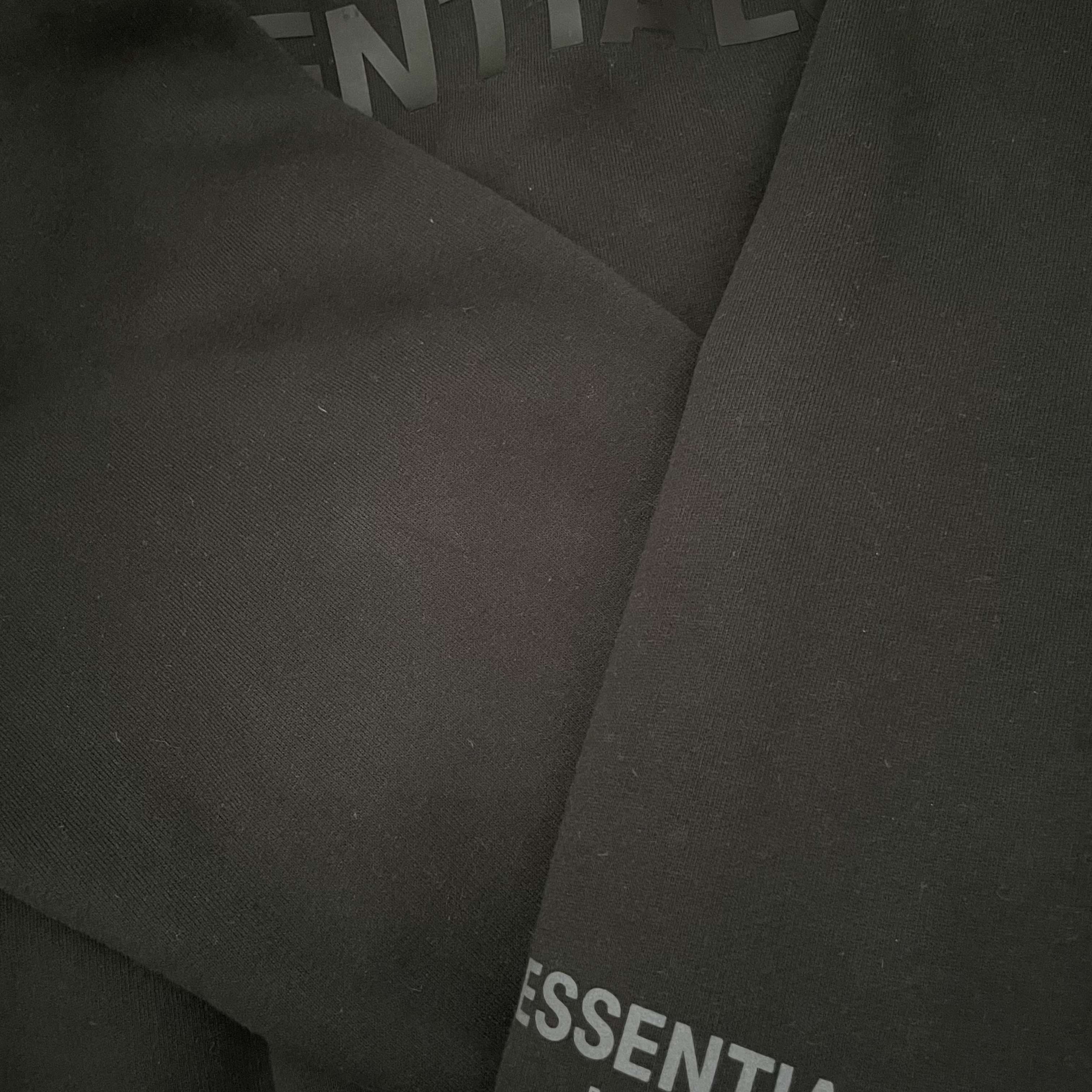 Essentials 3D Silicon Applique Crewneck Dark Slate/Black 2020 착용 스타일