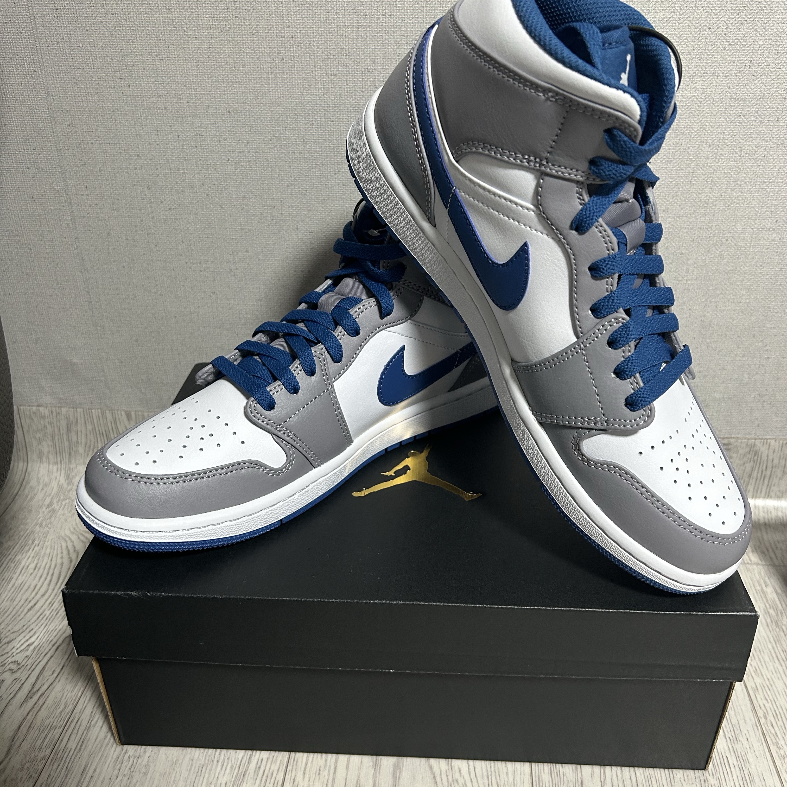Jordan 1 Mid Cement Grey True Blue 착용 스타일