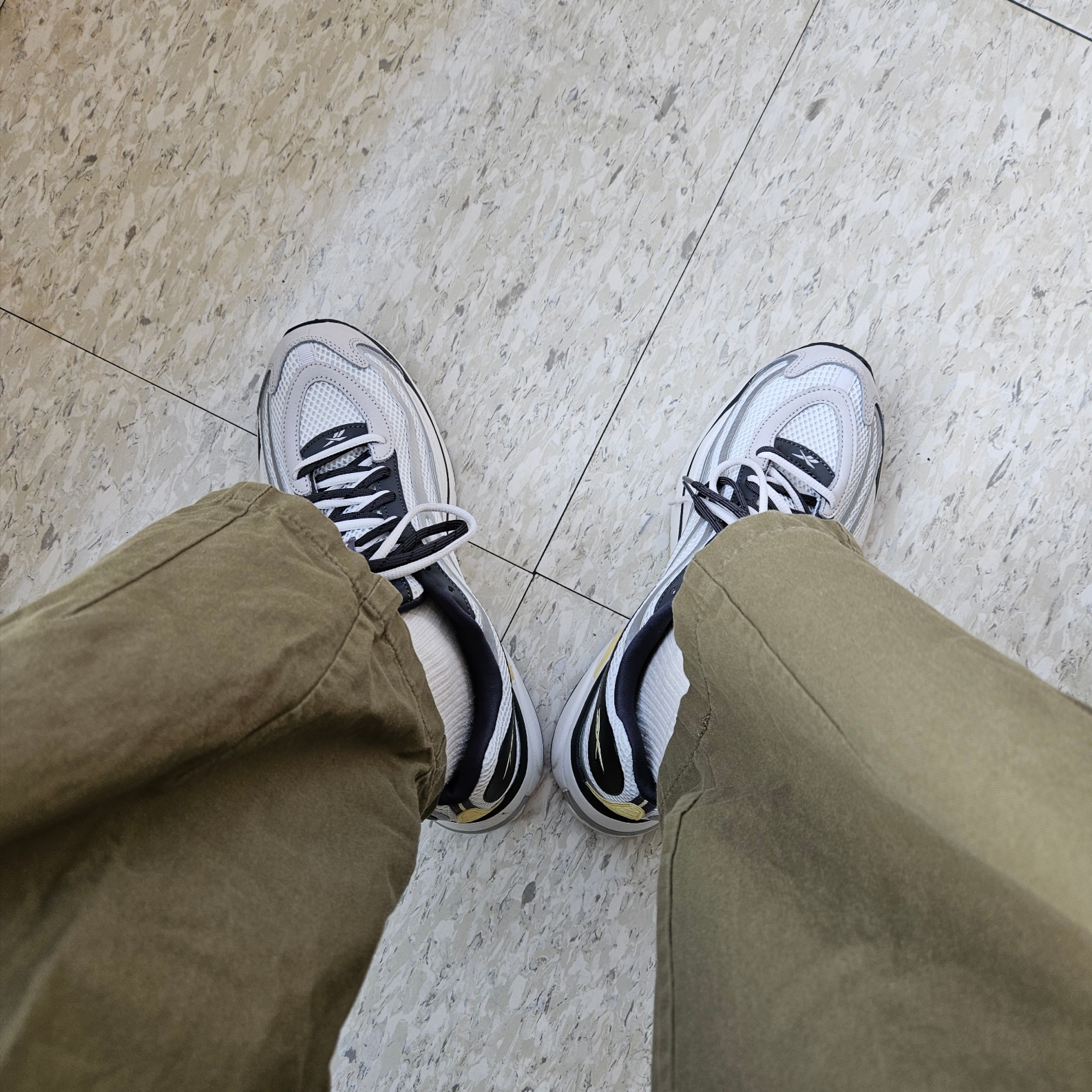 Reebok x Liful Premier Pump Paris Grey, Omega Seamaster Planet Ocean 600M Co Axial Master Chronometer Steel Black 착용 스타일 - 4