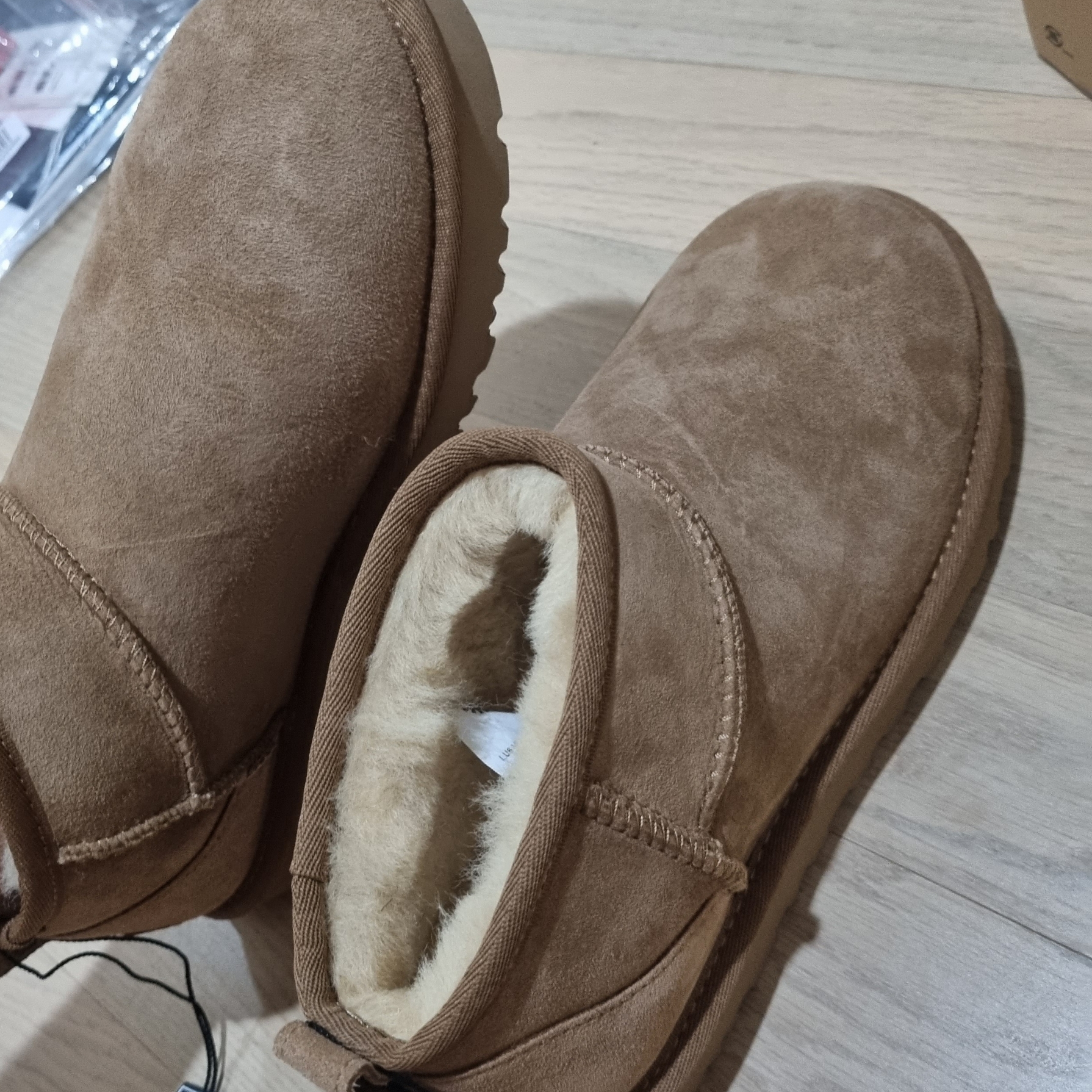 (W) UGG Classic Ultra Mini Boots Chestnut 착용 스타일 - 1