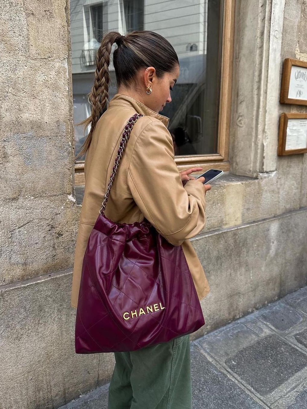 Chanel 22 Mini Handbag Metallic Calfskin & Pink Gold Copper, Chanel 22 Small Handbag Shiny Calfskin & Gold Coral Pink 착용 스타일 - 3