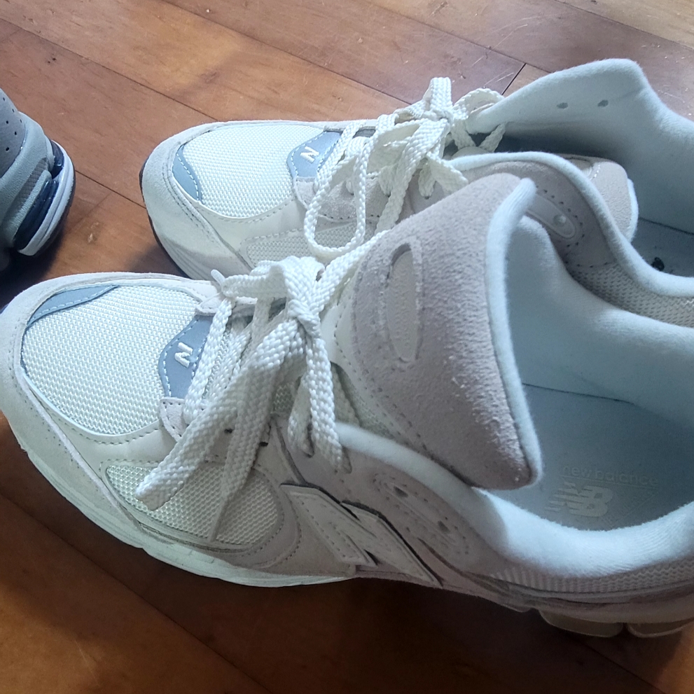 New Balance 2002R White Ivory 착용 스타일