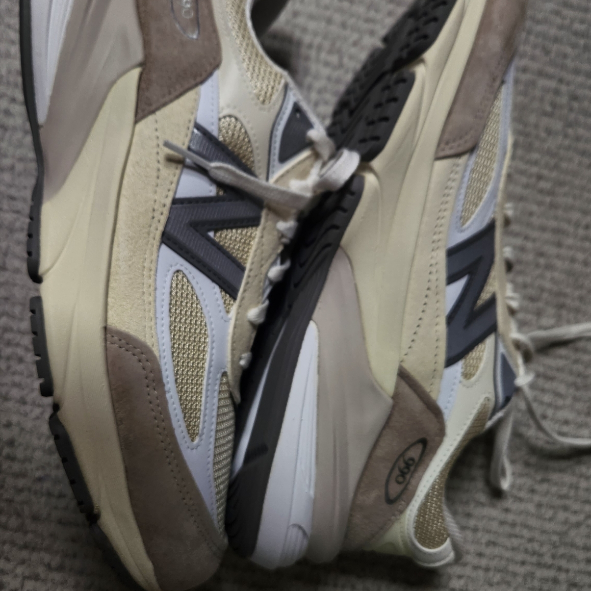 New Balance 990v6 Made in USA Cream Mindful Grey 착용 스타일 - 3