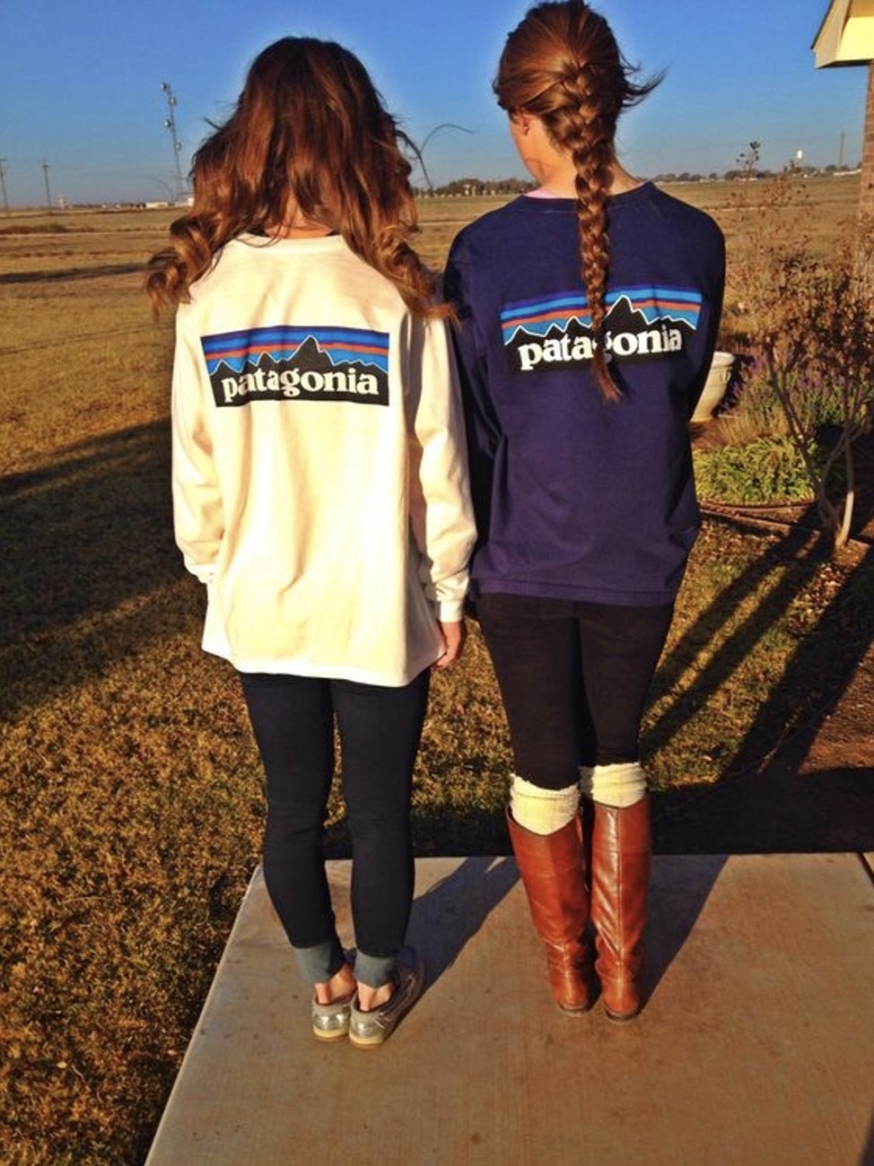 Patagonia P-6 Logo Responsibili-Tee L/S White, Patagonia P-6 Logo Responsibili-Tee L/S Crater Blue 착용 스타일 - 4