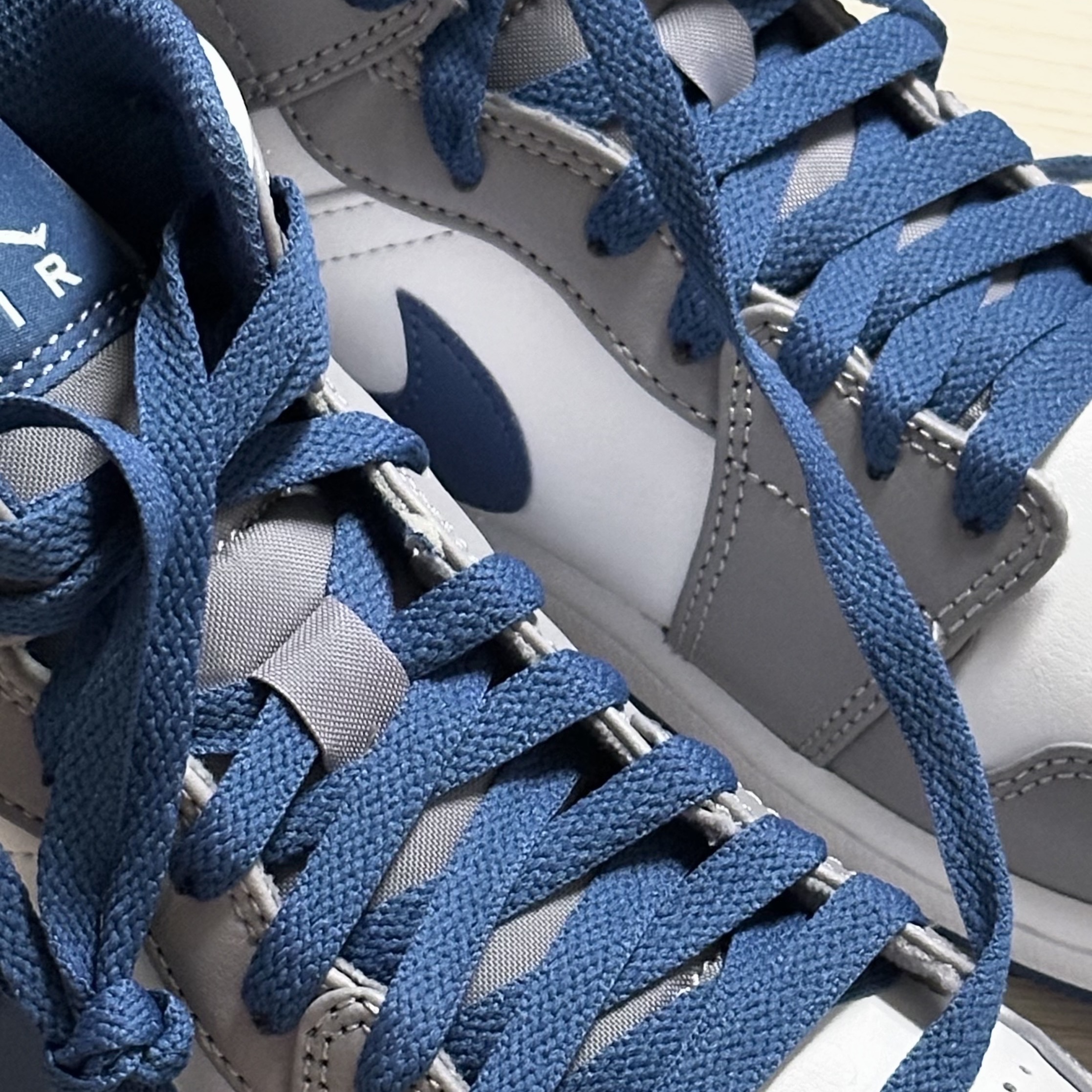Jordan 1 Mid Cement Grey True Blue 착용 스타일 - 1