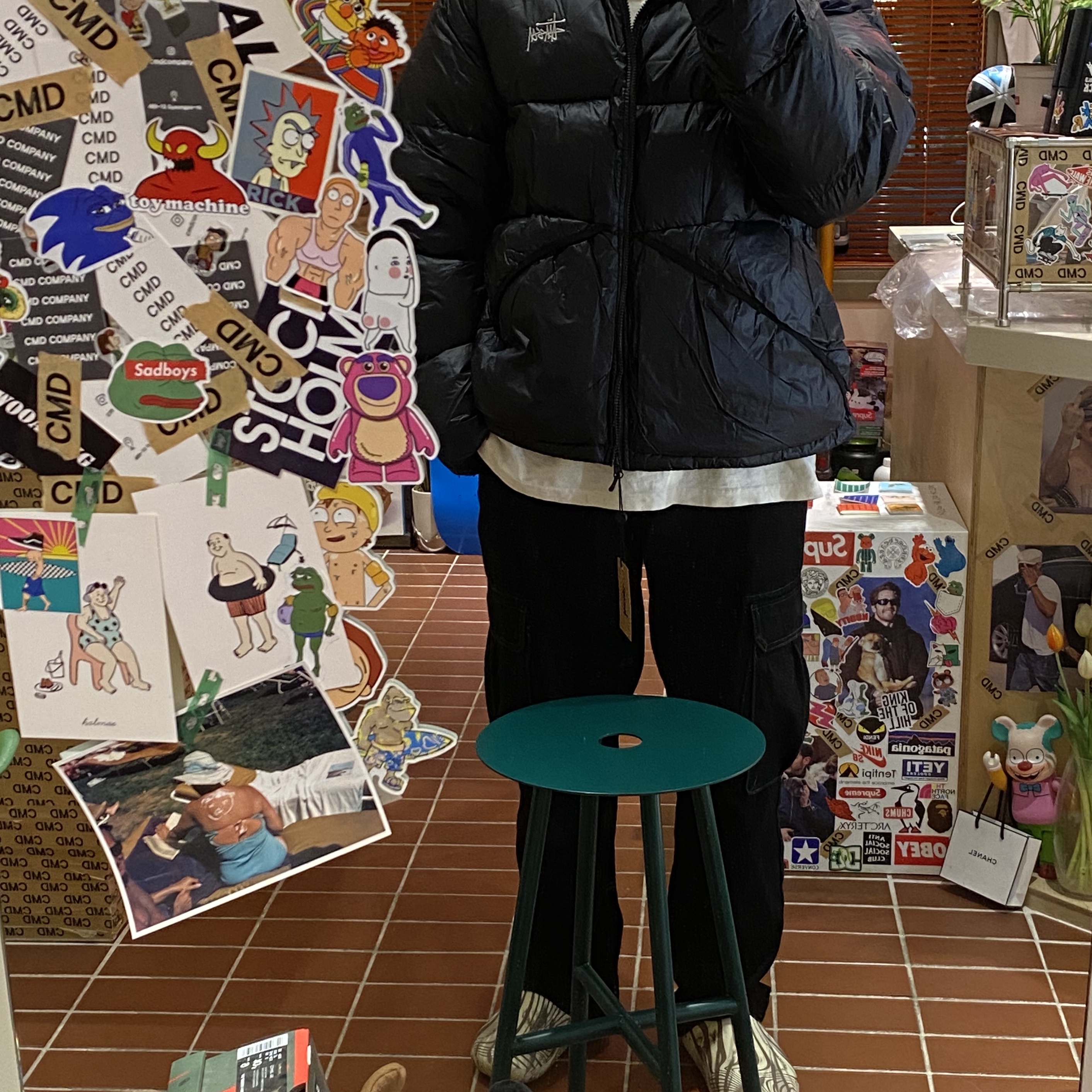 Stussy Down Parka Micro Ripstop Phantom Black, Crocs x Palace Recovery Clog Bone Multi 착용 스타일