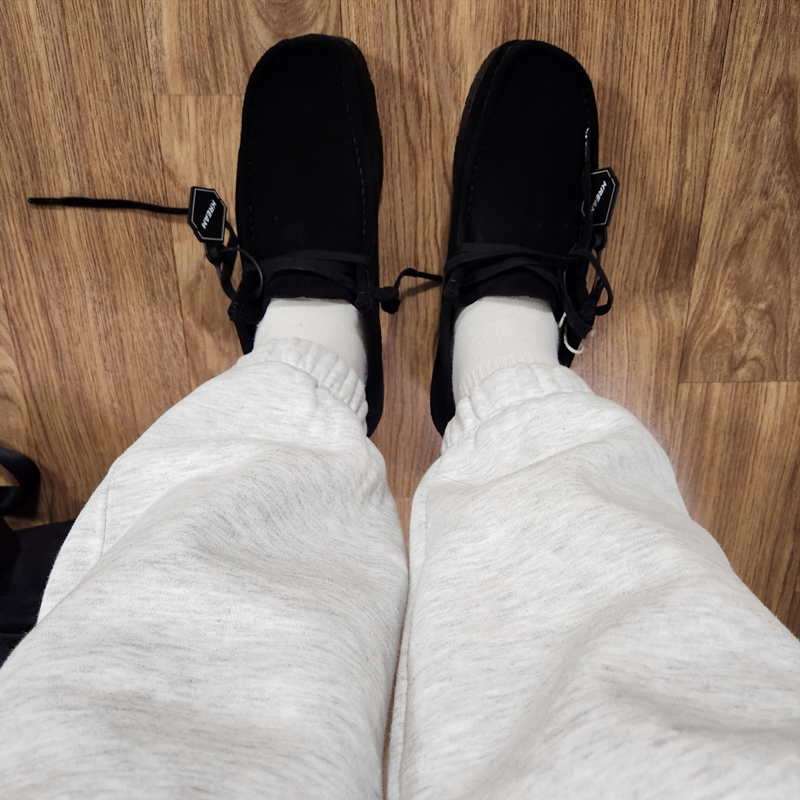 Clarks Wallabee Black Suede 착용 스타일