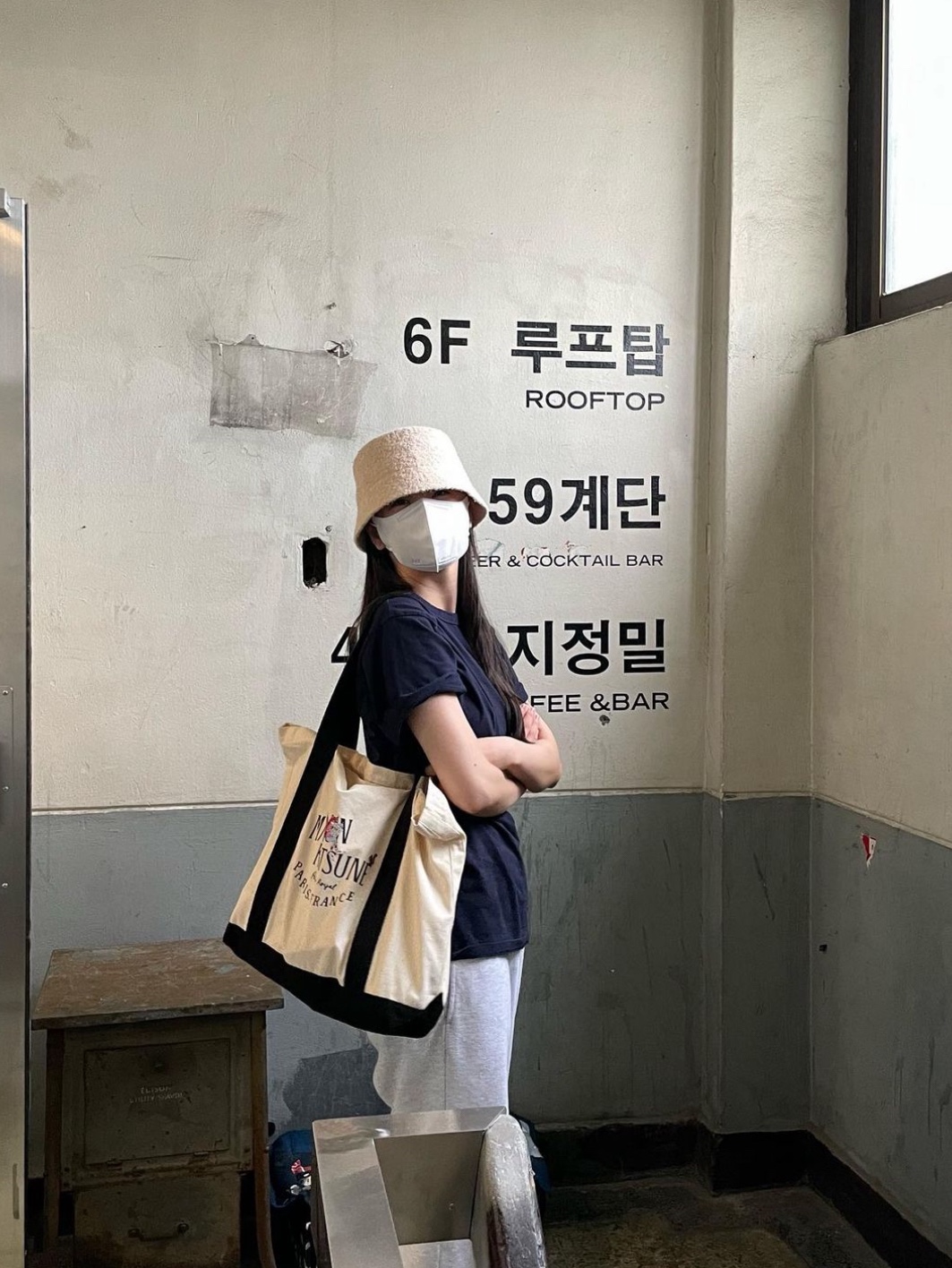 Maison Kitsune Oly Palais Royal Shopping Bag Ecru 착용 스타일