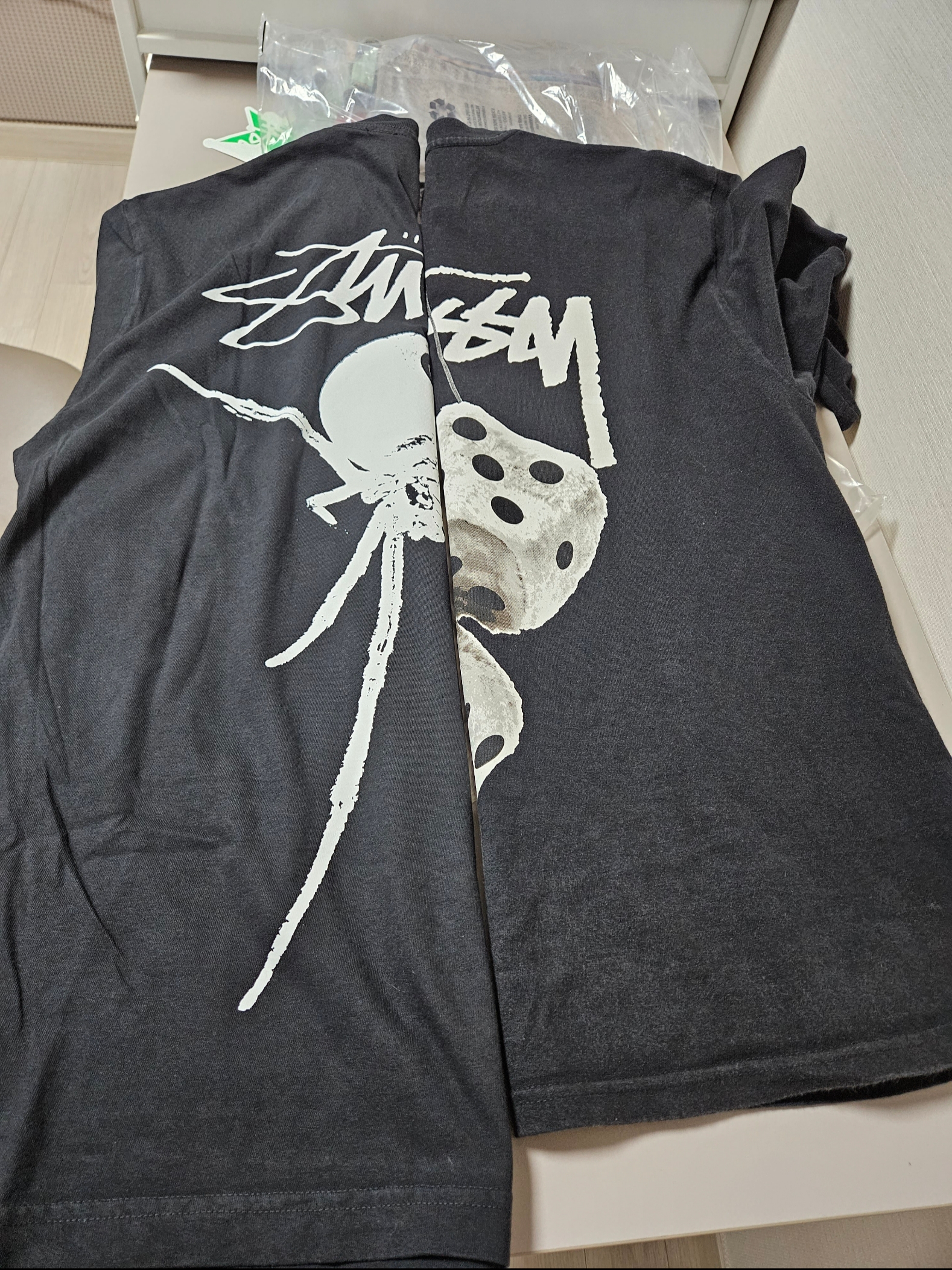 Stussy Arachnid T-Shirt Pigment Dyed Black, Stussy Fuzzy Dice T-Shirt Black 착용 스타일 - 3