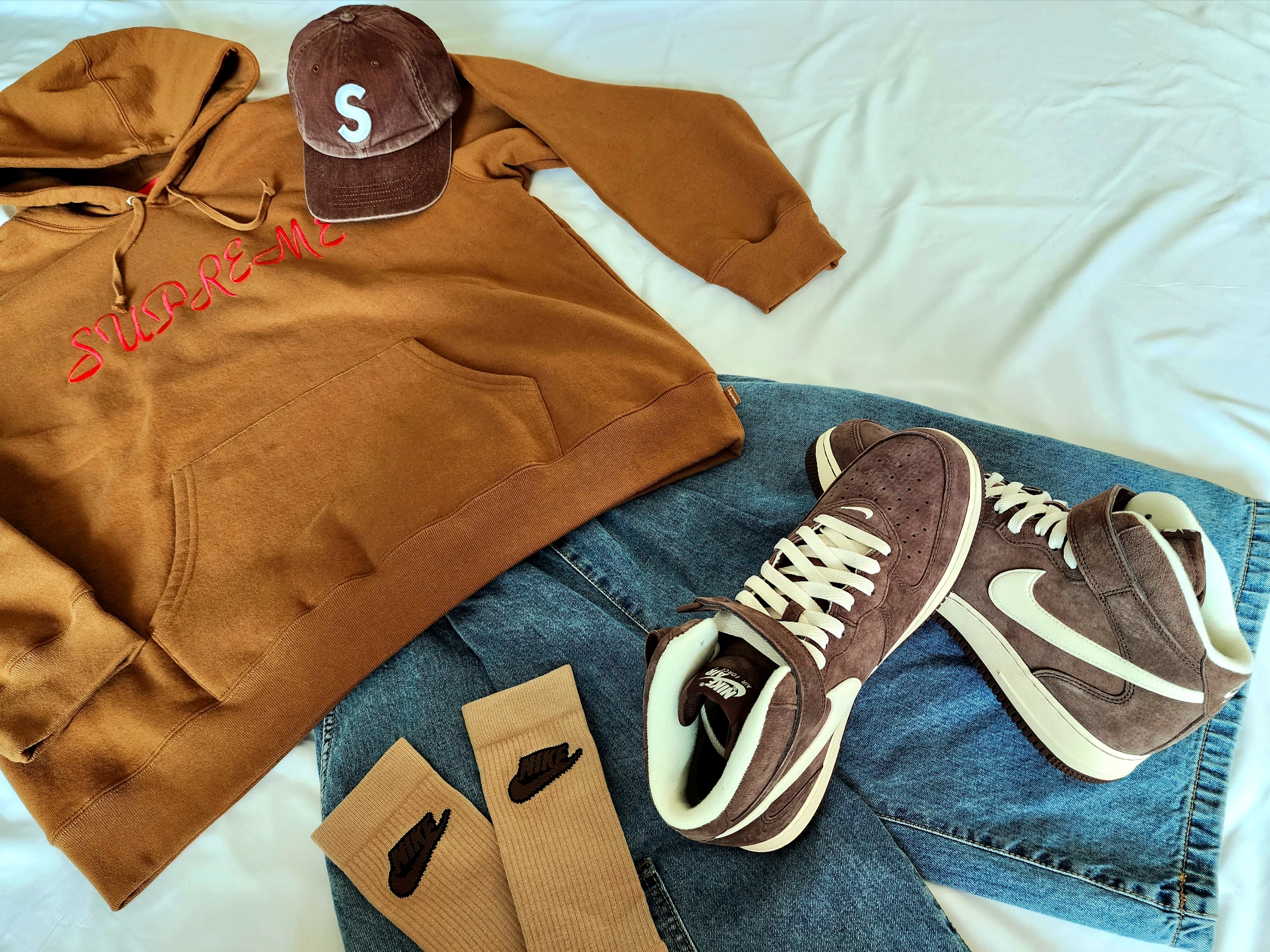 Supreme Script Hooded Sweatshirt Light Brown - 23SS, Supreme Pigment Print S Logo 6-Panel Brown - 23FW μ°©μ© μ€νμΌ - 4