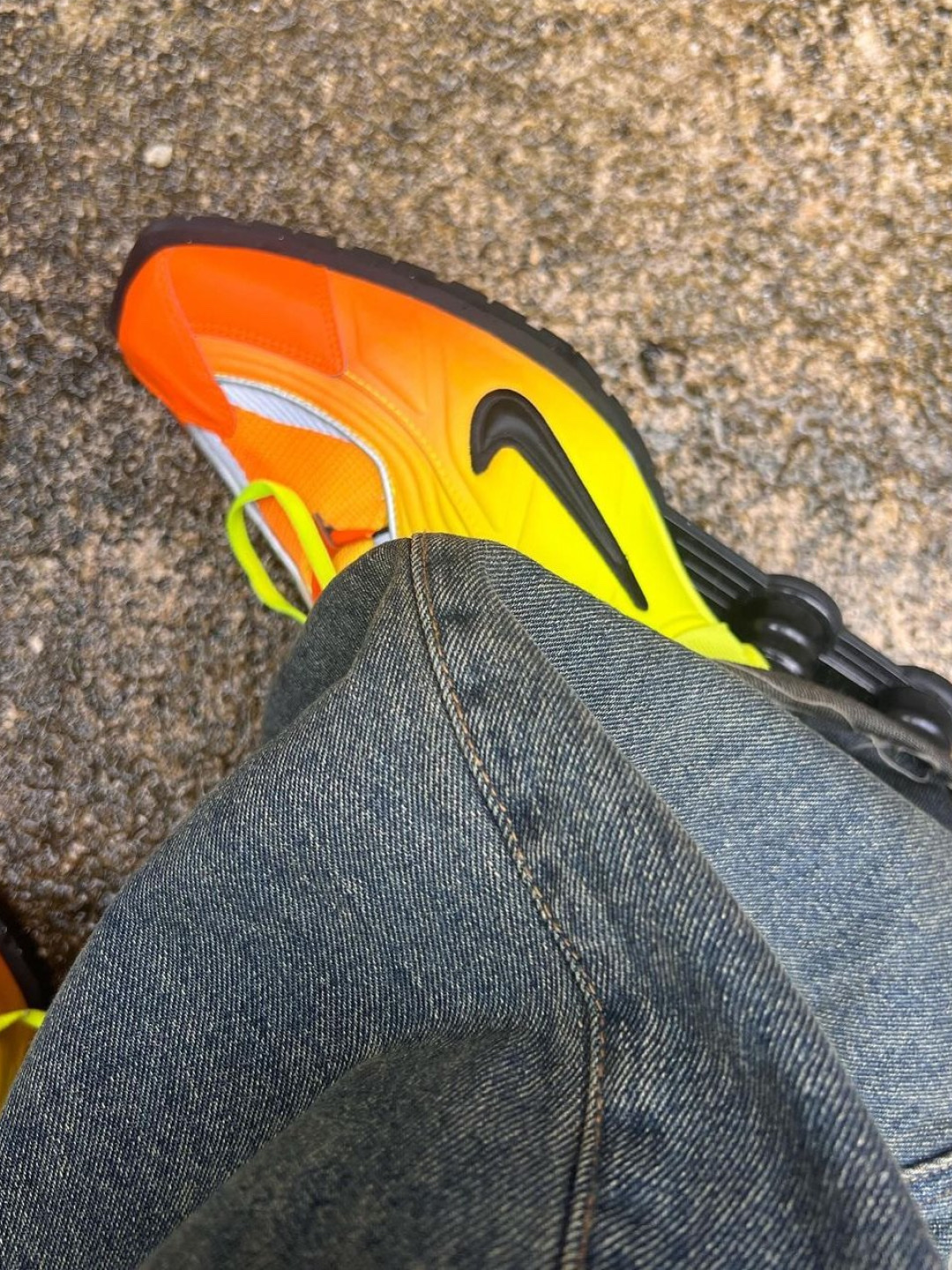 Nike x Martine Rose Shox MR4 Scuba Blue, Nike x Martine Rose Shox MR4 Safety Orange 착용 스타일 - 4