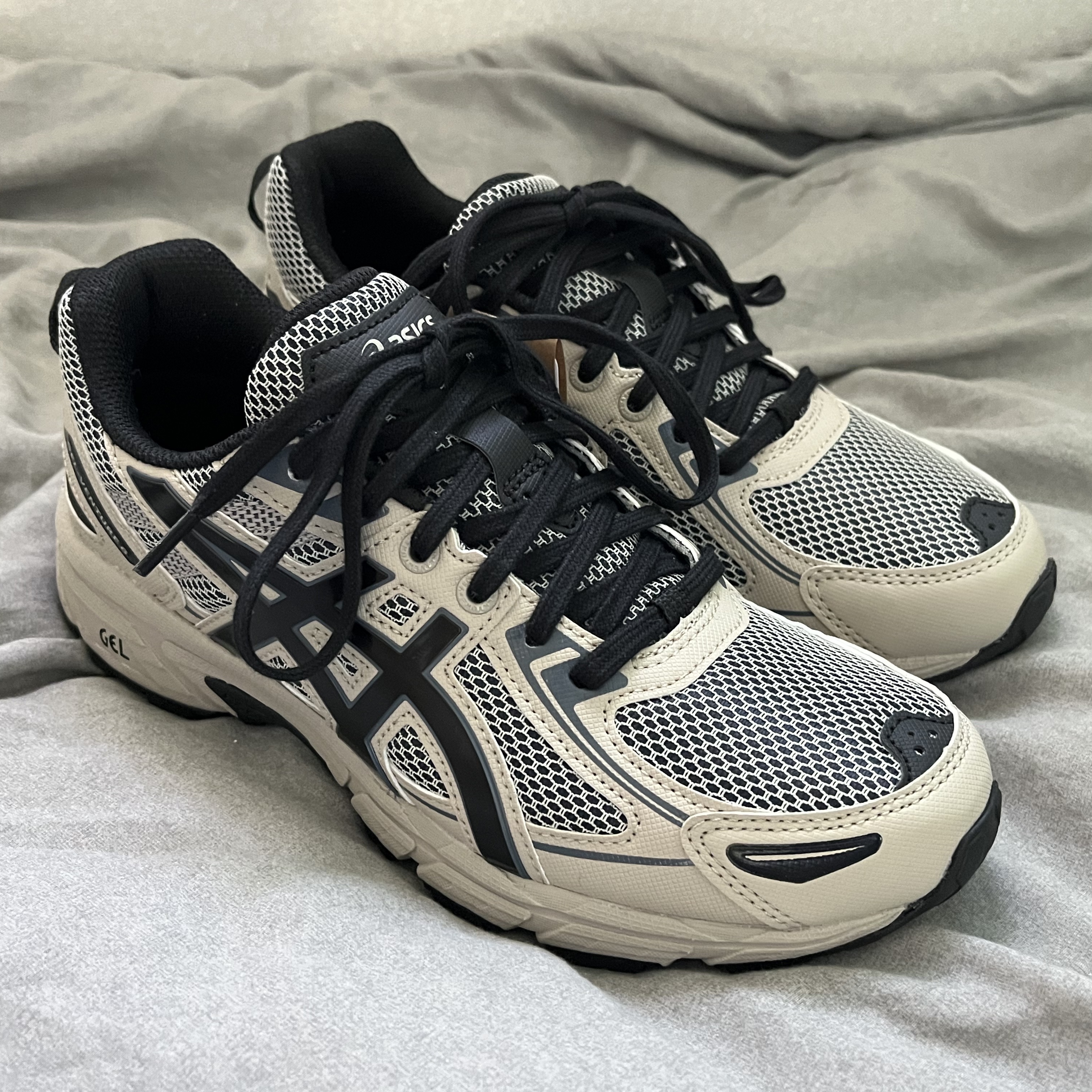 Asics Gel-Venture 6 Feather Grey Black 착용 스타일