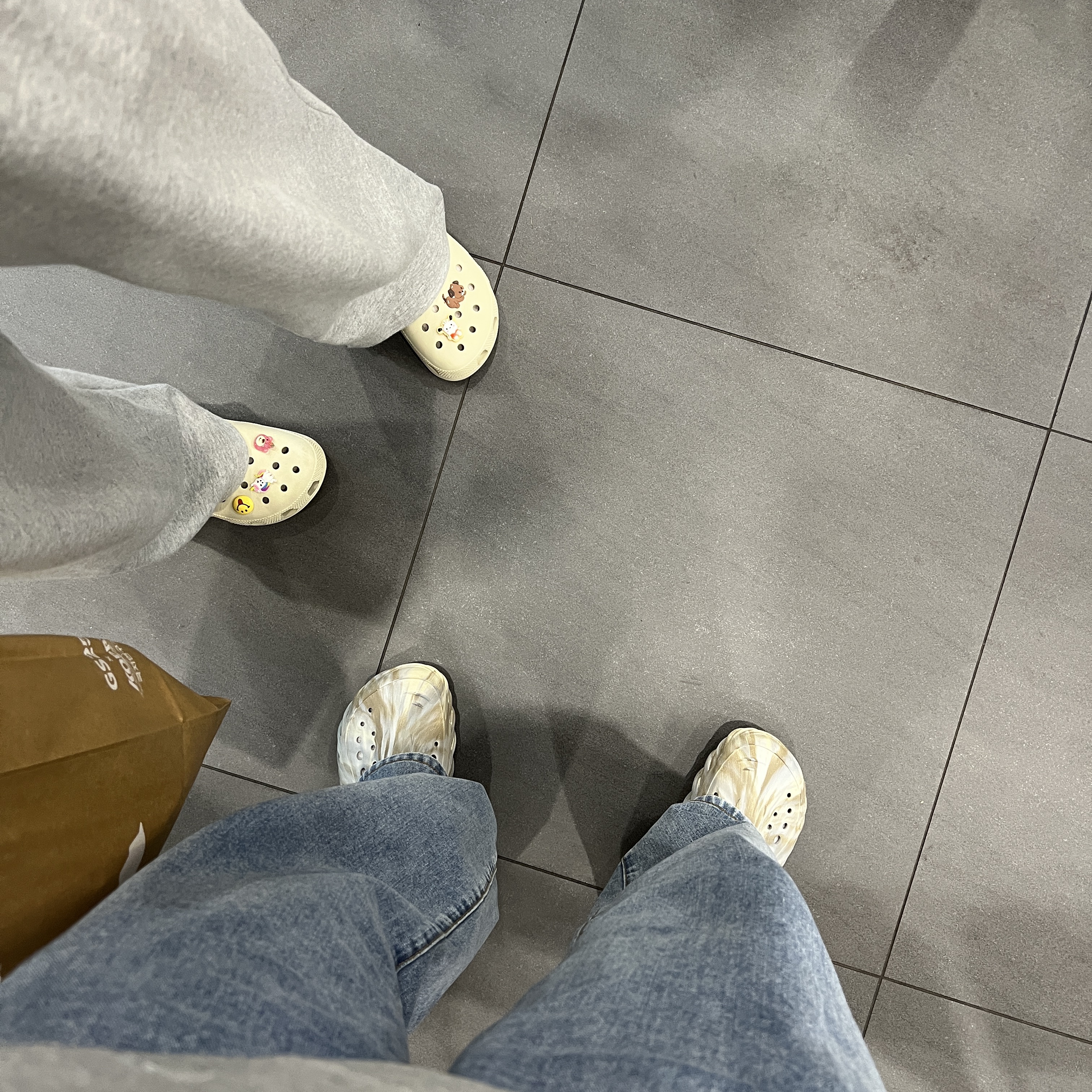 Crocs Echo Marbled Clog Bone Multi 착용 스타일