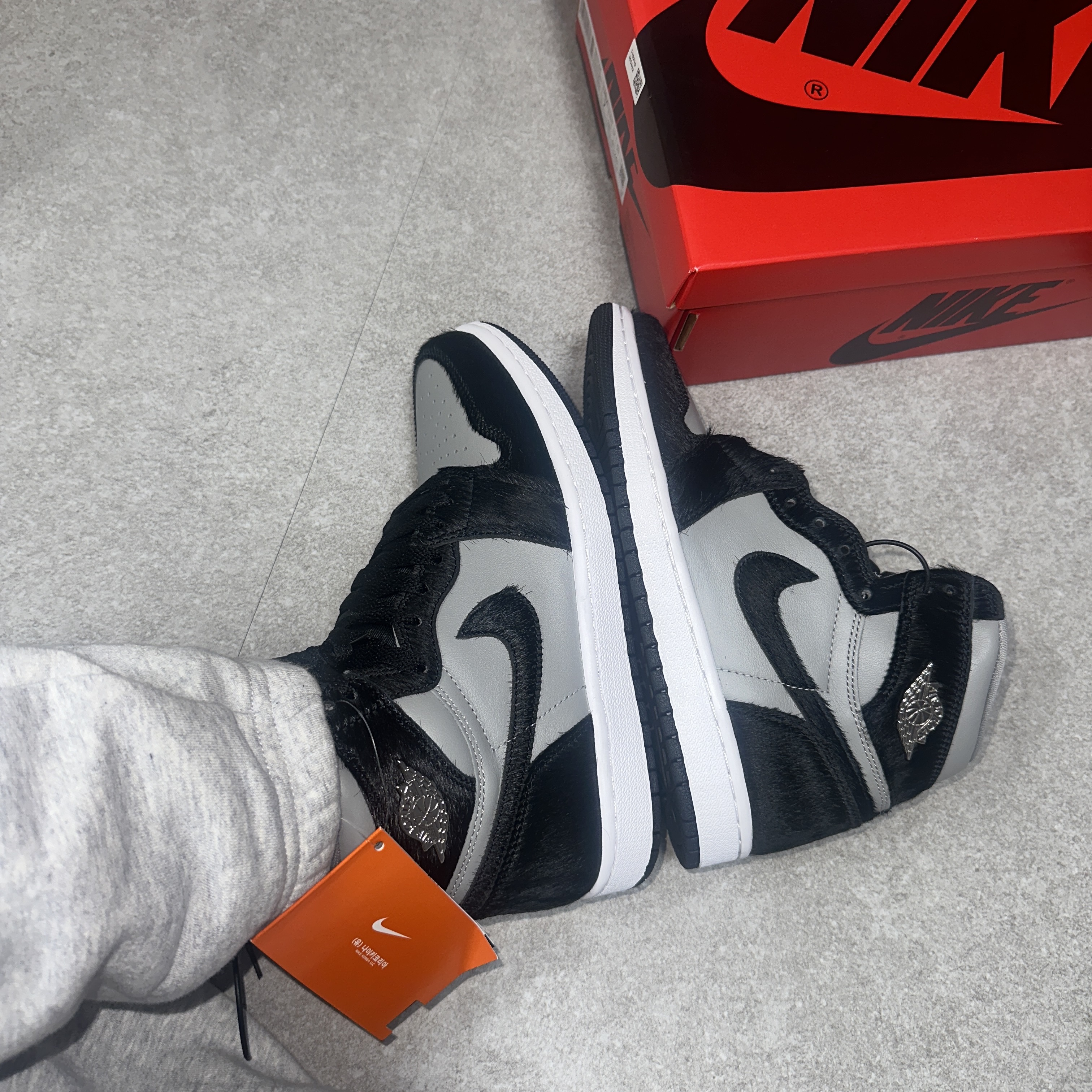 (W) Jordan 1 Retro High OG Medium Grey 착용 스타일 - 2