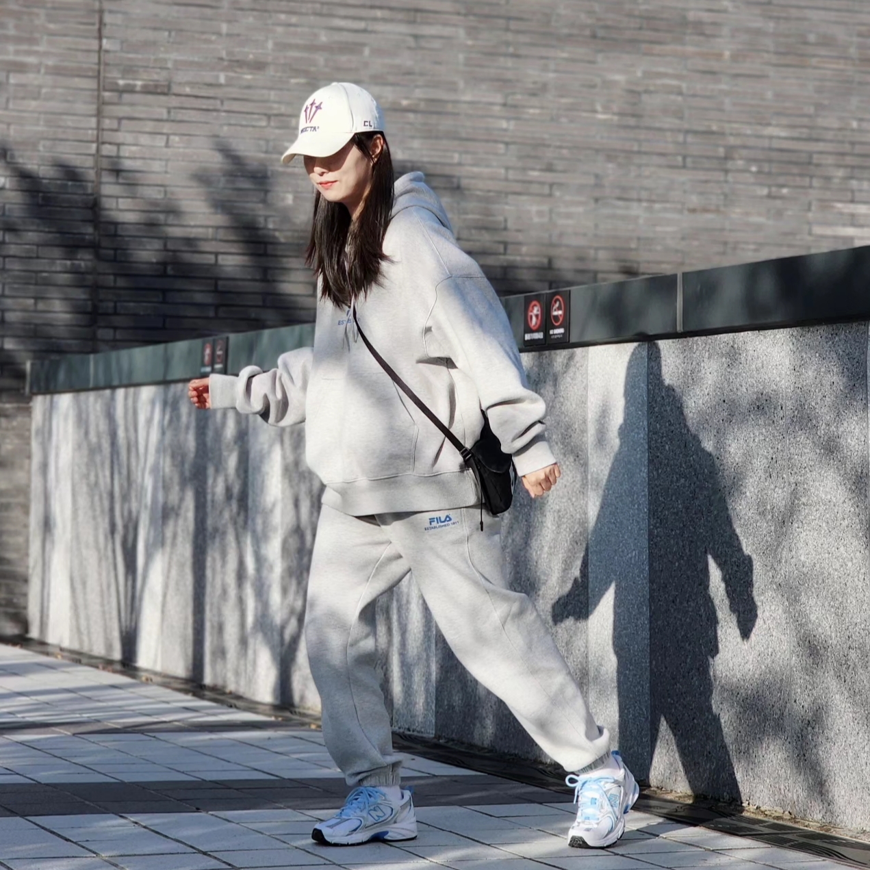 New Balance 530 Sky Blue, Nike NSW Futura 365 Crossbody Bag 3L Black 착용 스타일 - 3