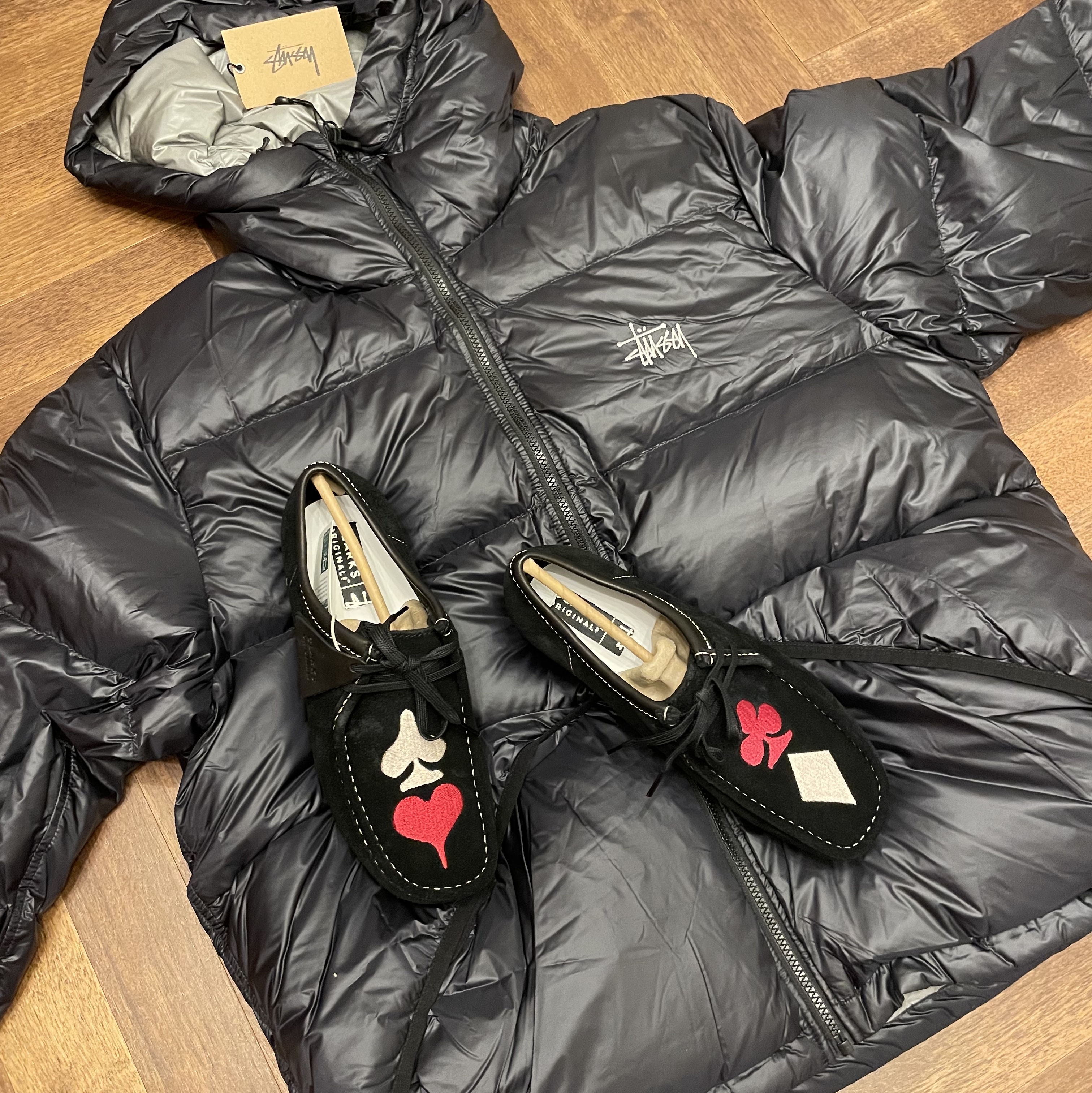 Stussy Down Parka Micro Ripstop Phantom Black, Clarks x Stussy Wallabee Black Suede 착용 스타일