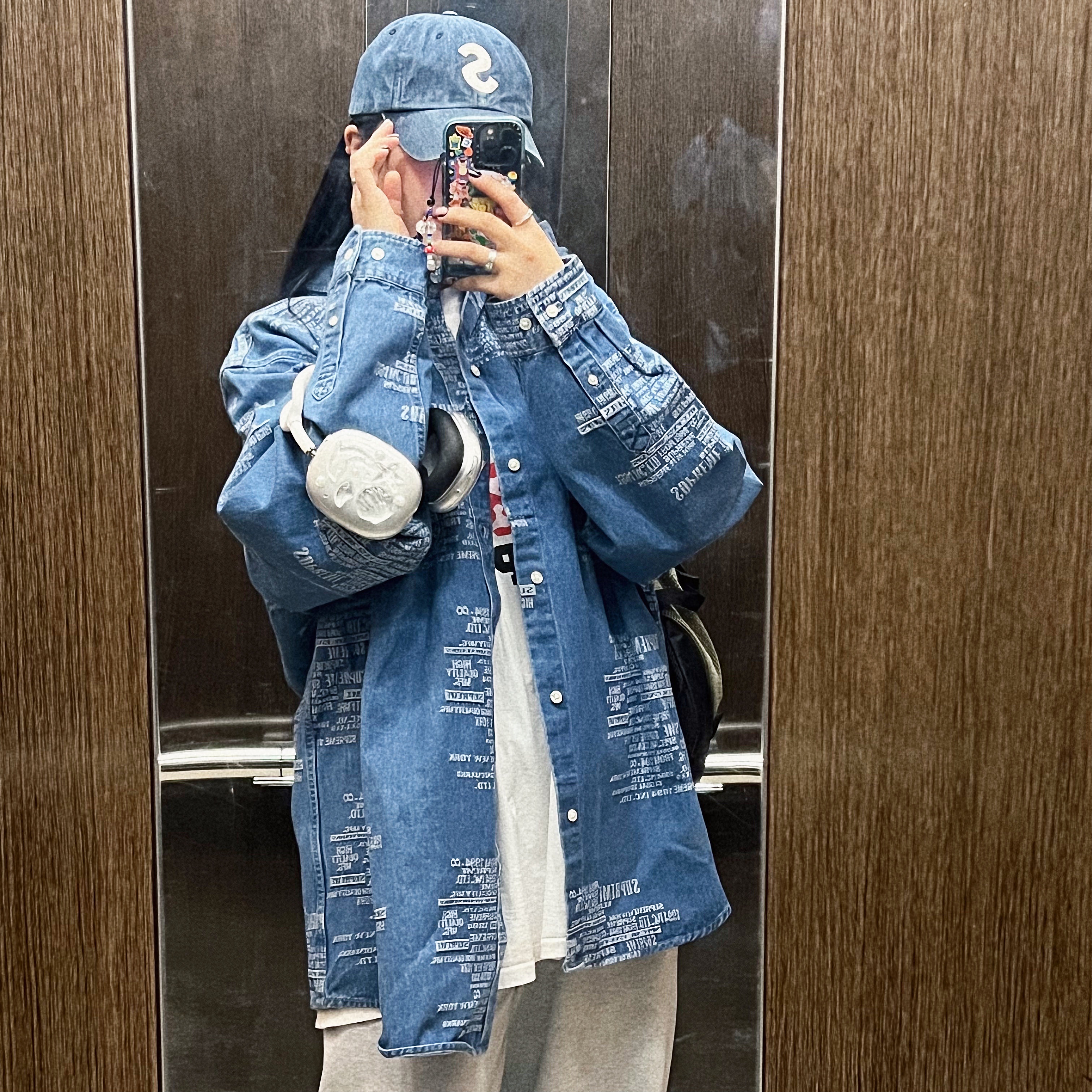 Supreme Trademark Jacquard Denim Shirt Washed Blue - 23SS, Supreme Kevlar Denim S Logo 6-Panel Indigo - 22SS 착용 스타일 - 1