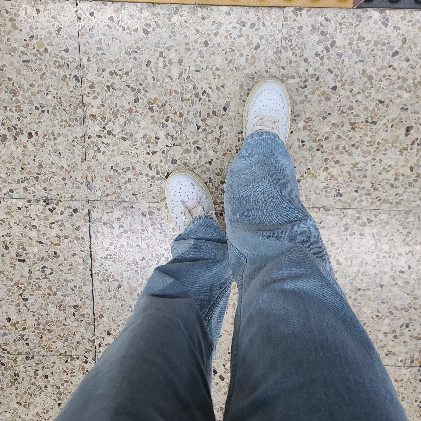 (W) Autry Medalist Low Leather Sneakers White 착용 스타일
