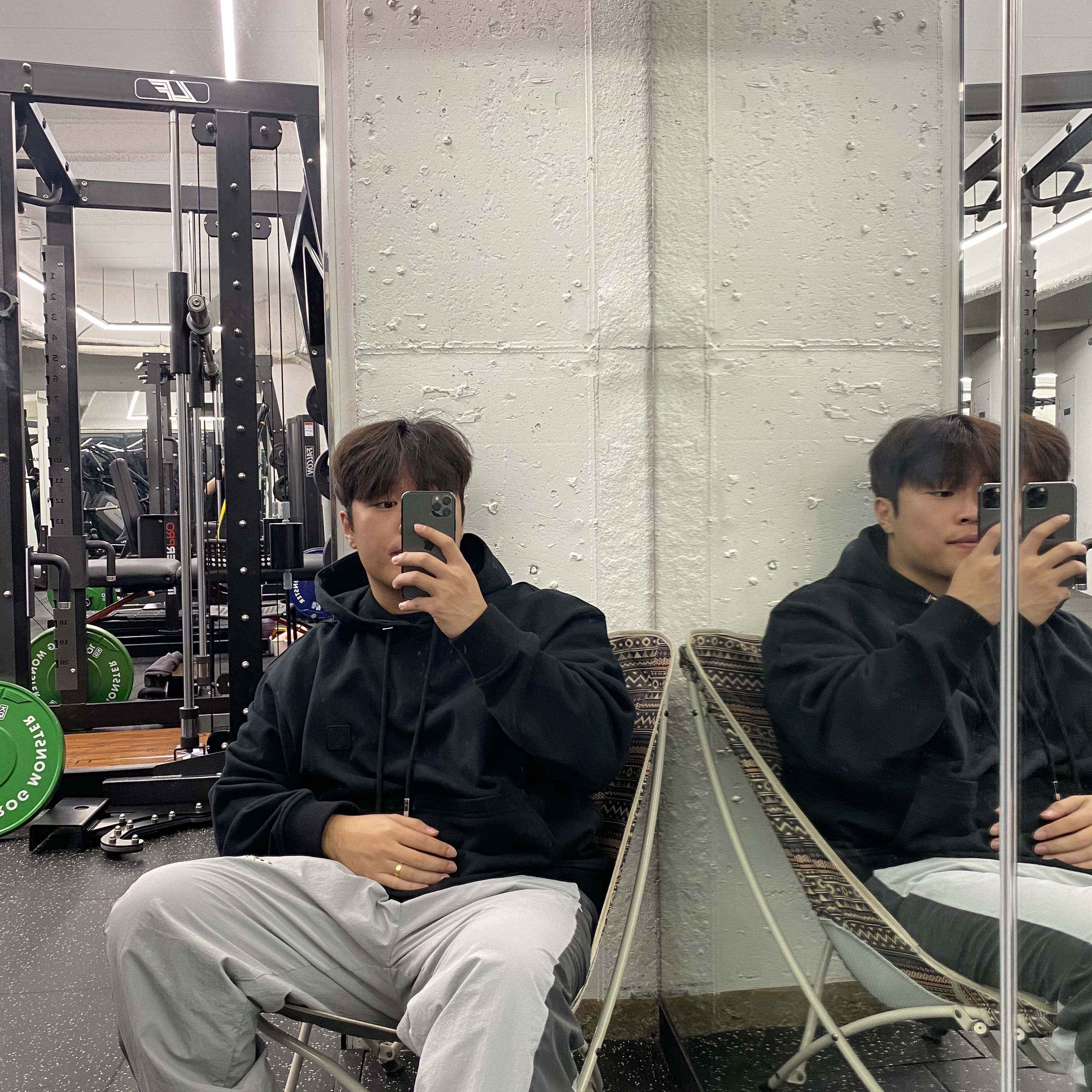Wooyoungmi Flower Back Logo Hoodie Black - 23FW 착용 스타일 - 1