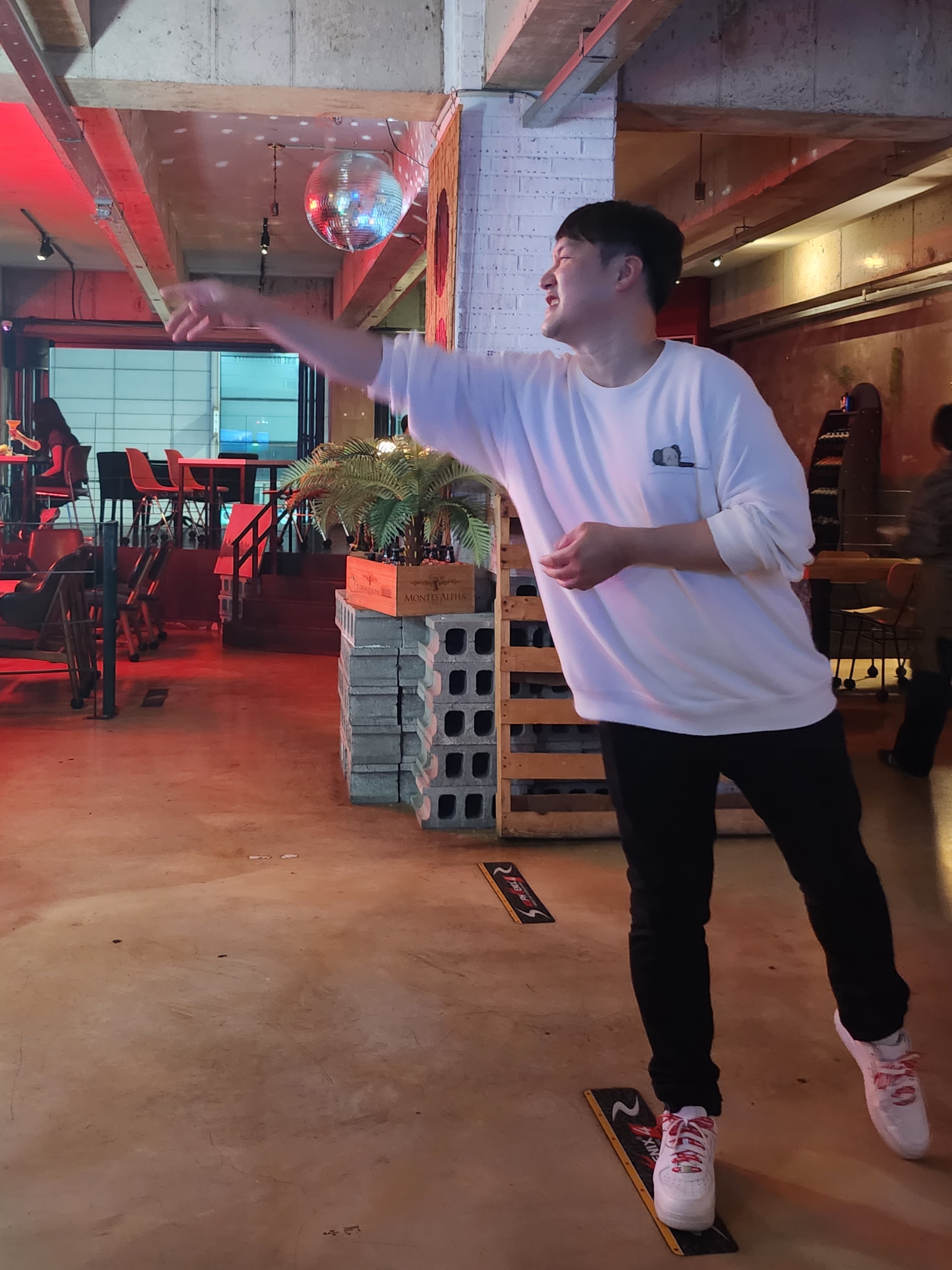 Uniqlo UT x Kaws Long Sleeve Sweatshirt Off White, Nike x Supreme Air Force 1 Low White 착용 스타일