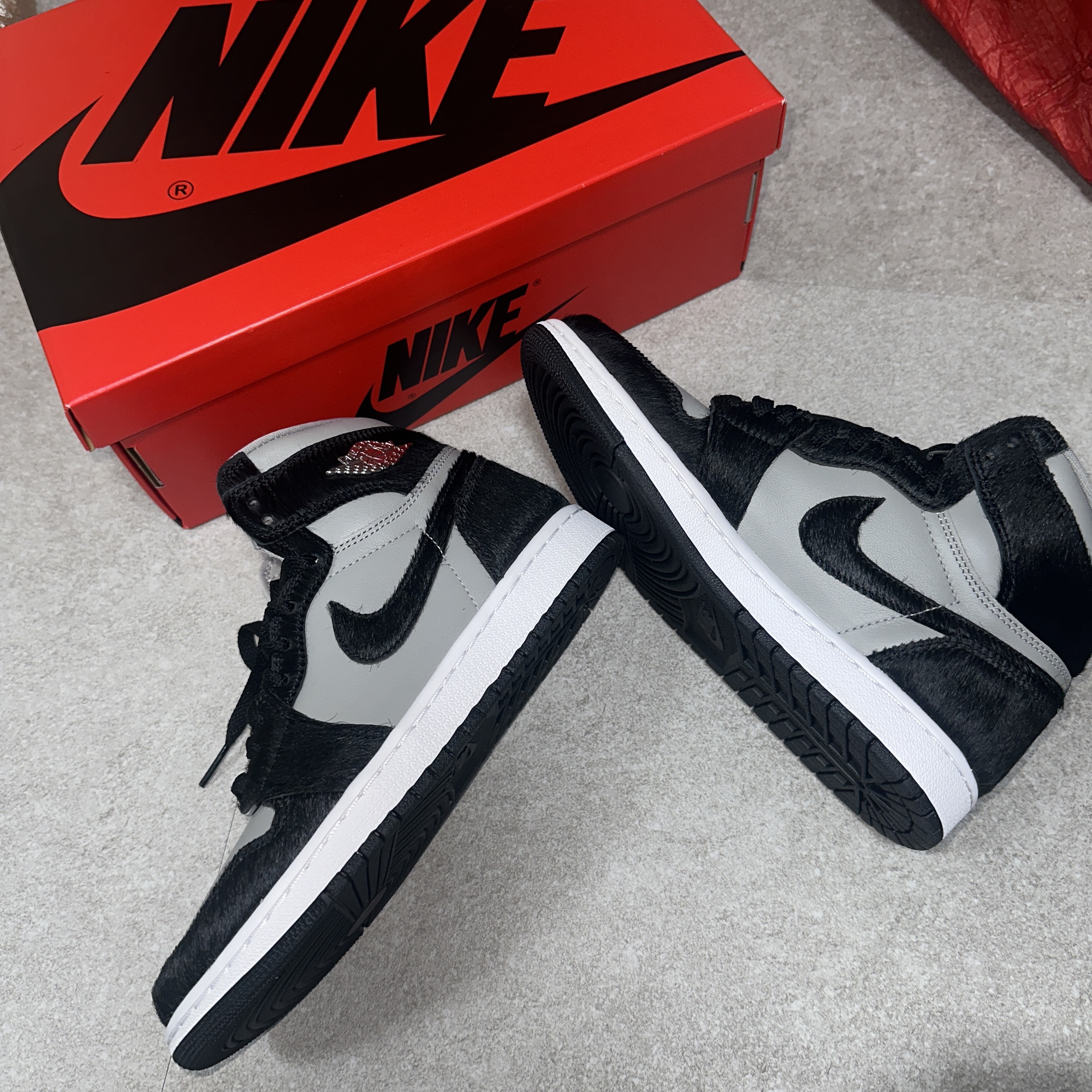 (W) Jordan 1 Retro High OG Medium Grey 착용 스타일 - 1