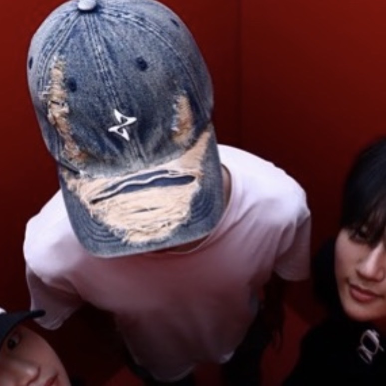 BLR Grunge Denim Cap Charcoal 착용 스타일