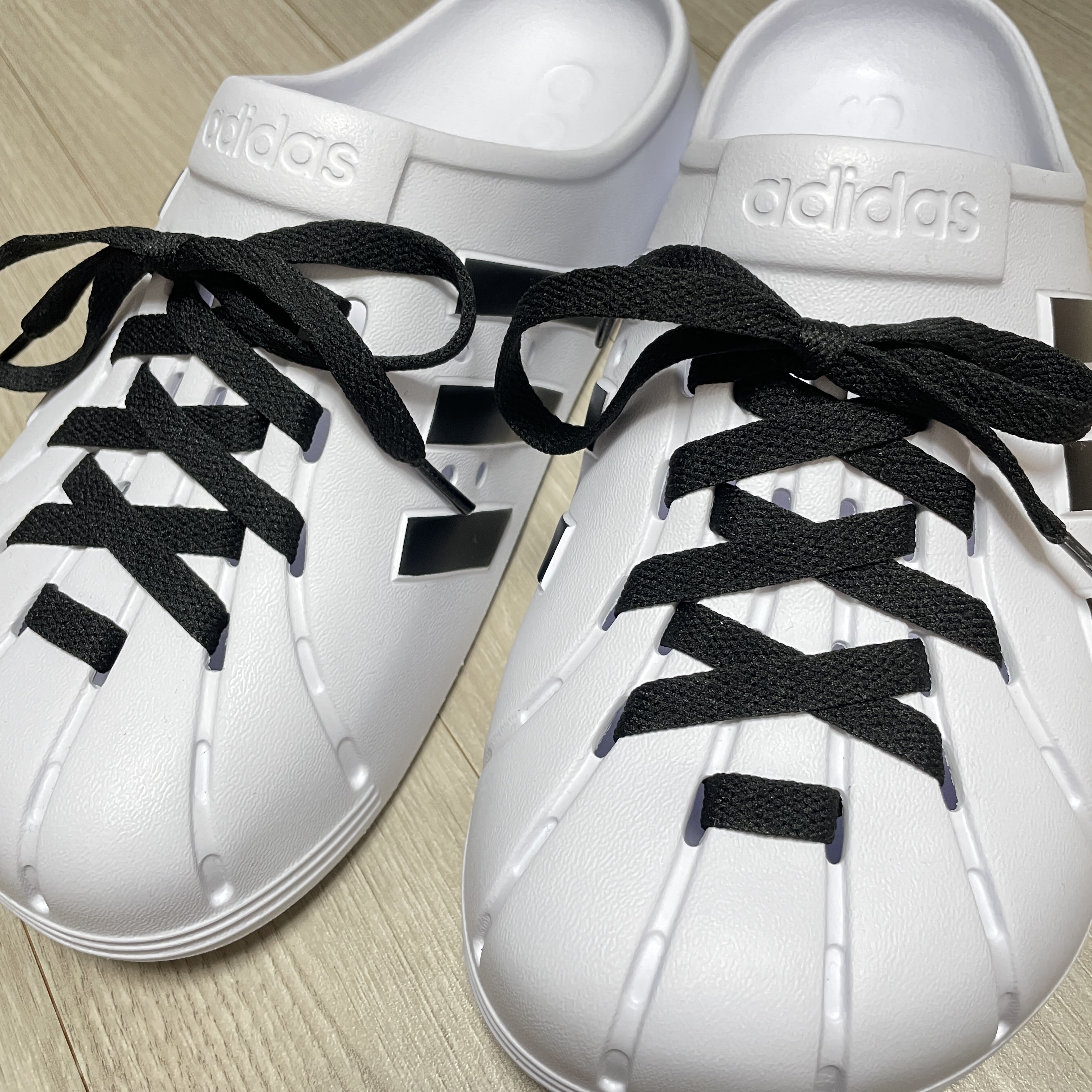 Adidas Adilette Clog White Black 착용 스타일