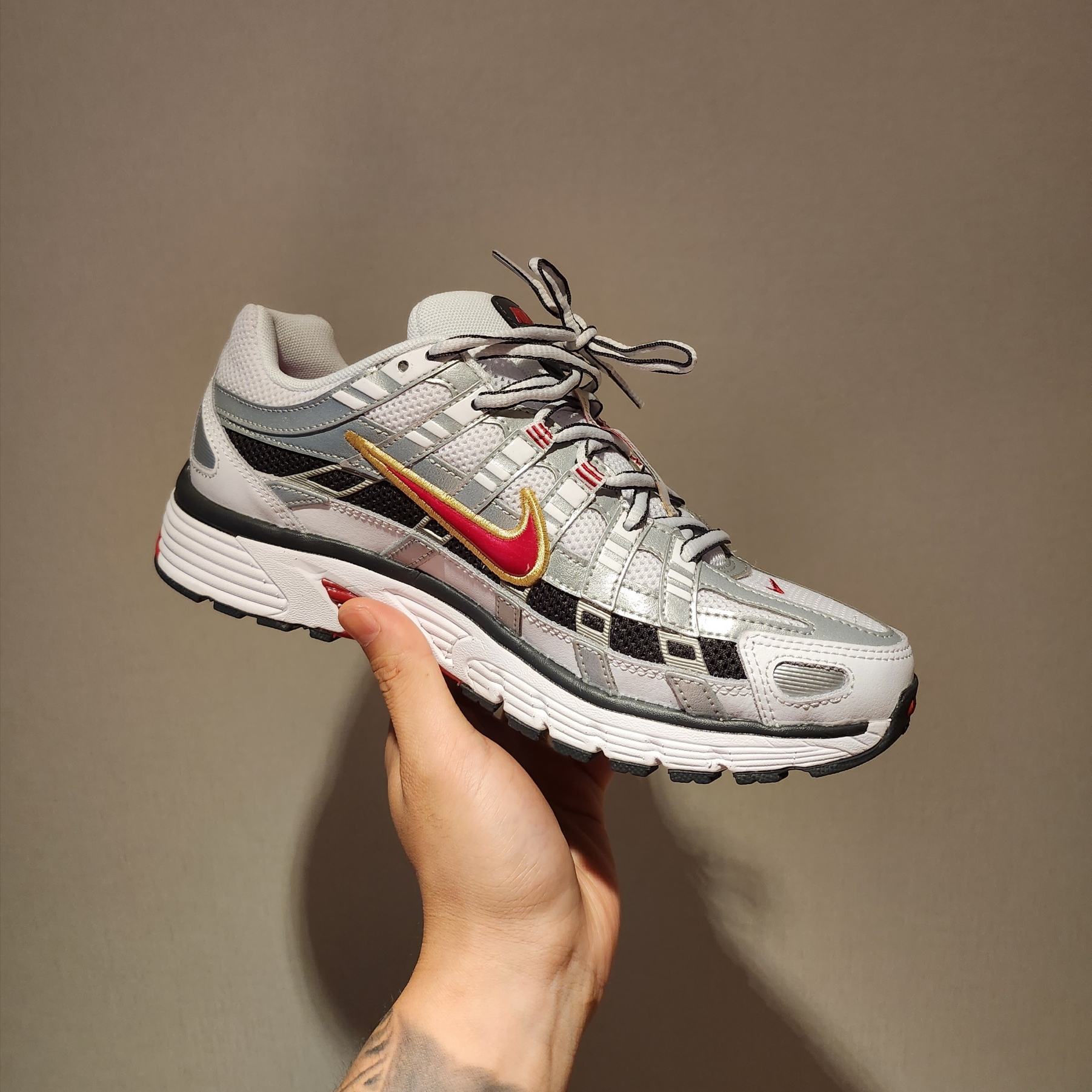 (W) Nike P-6000 Metallic Silver Red 착용 스타일
