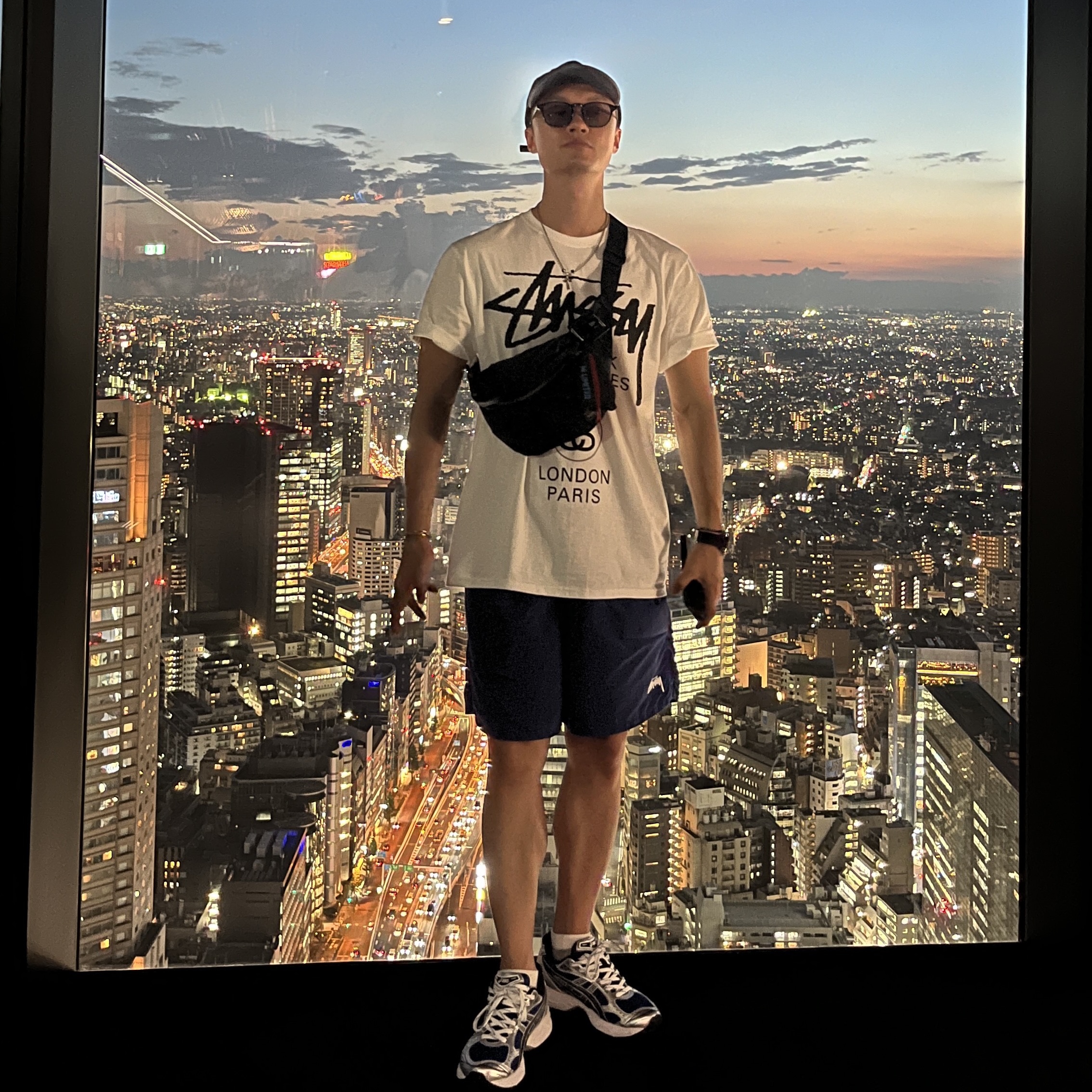 Stussy Washed Stock Low Pro Cap Navy, Stussy World Tour T-Shirt White 2023 착용 스타일