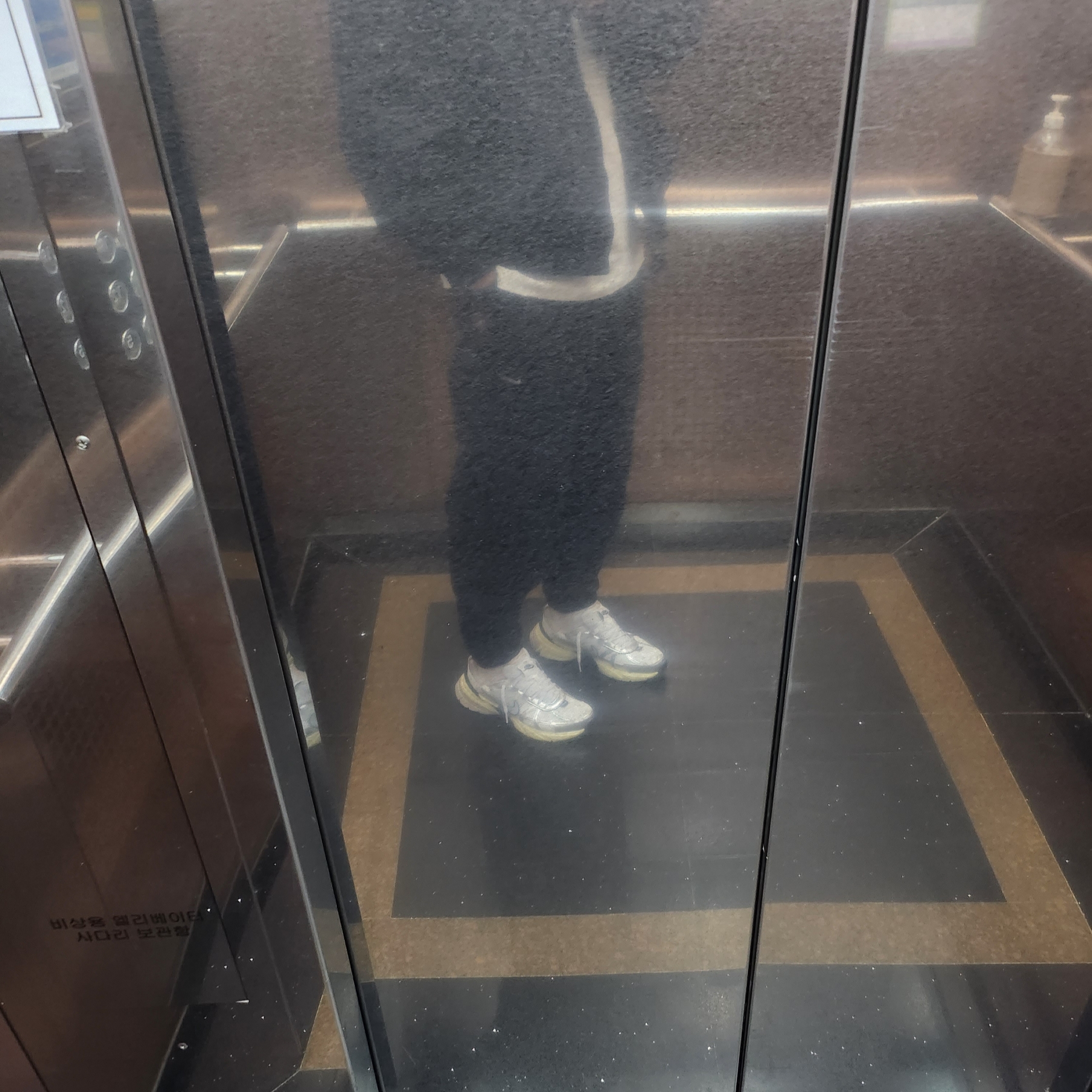 Nike V2K Run Summit White Metallic Silver, Nike NRG Solo Swoosh Woven Track Jacket Black - Asia 착용 스타일 - 3