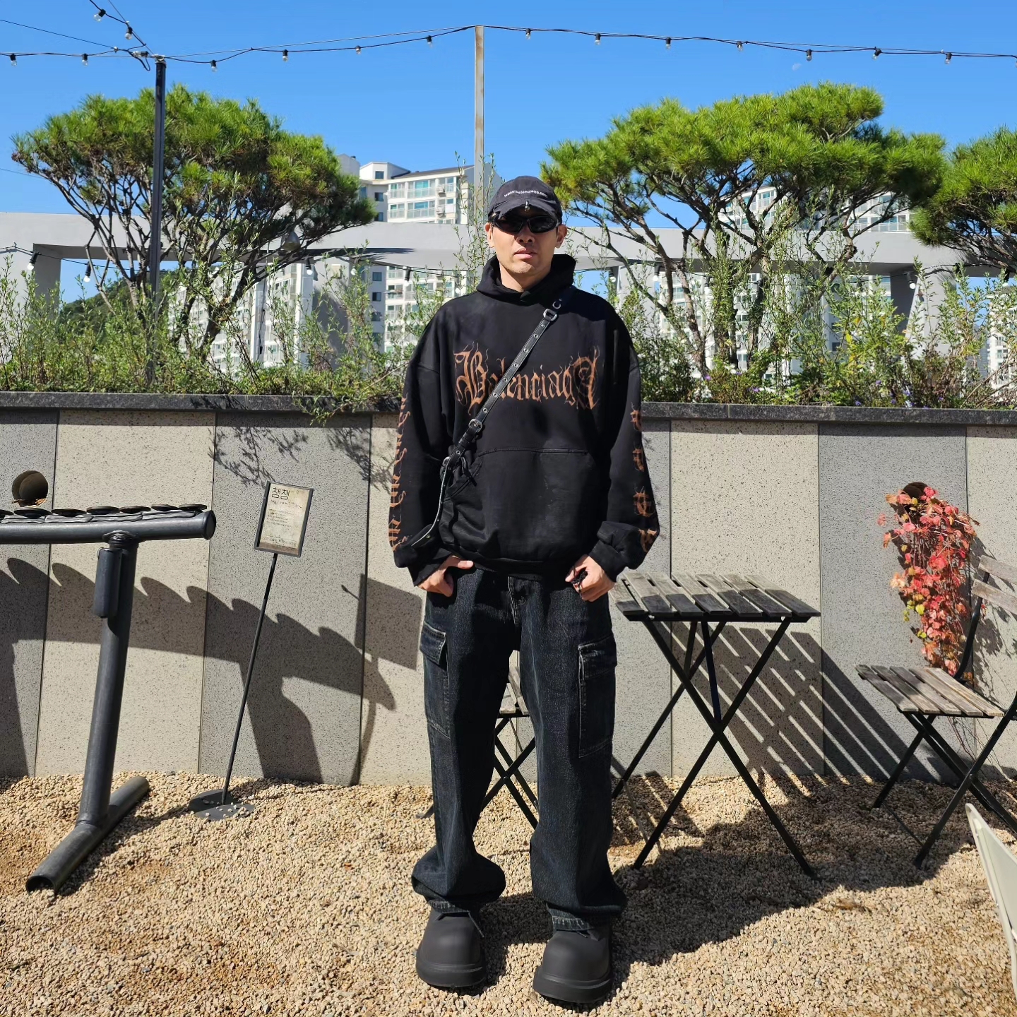 Balenciaga Heavy Metal Logo Hoodie Black Faded 착용 스타일 - 1