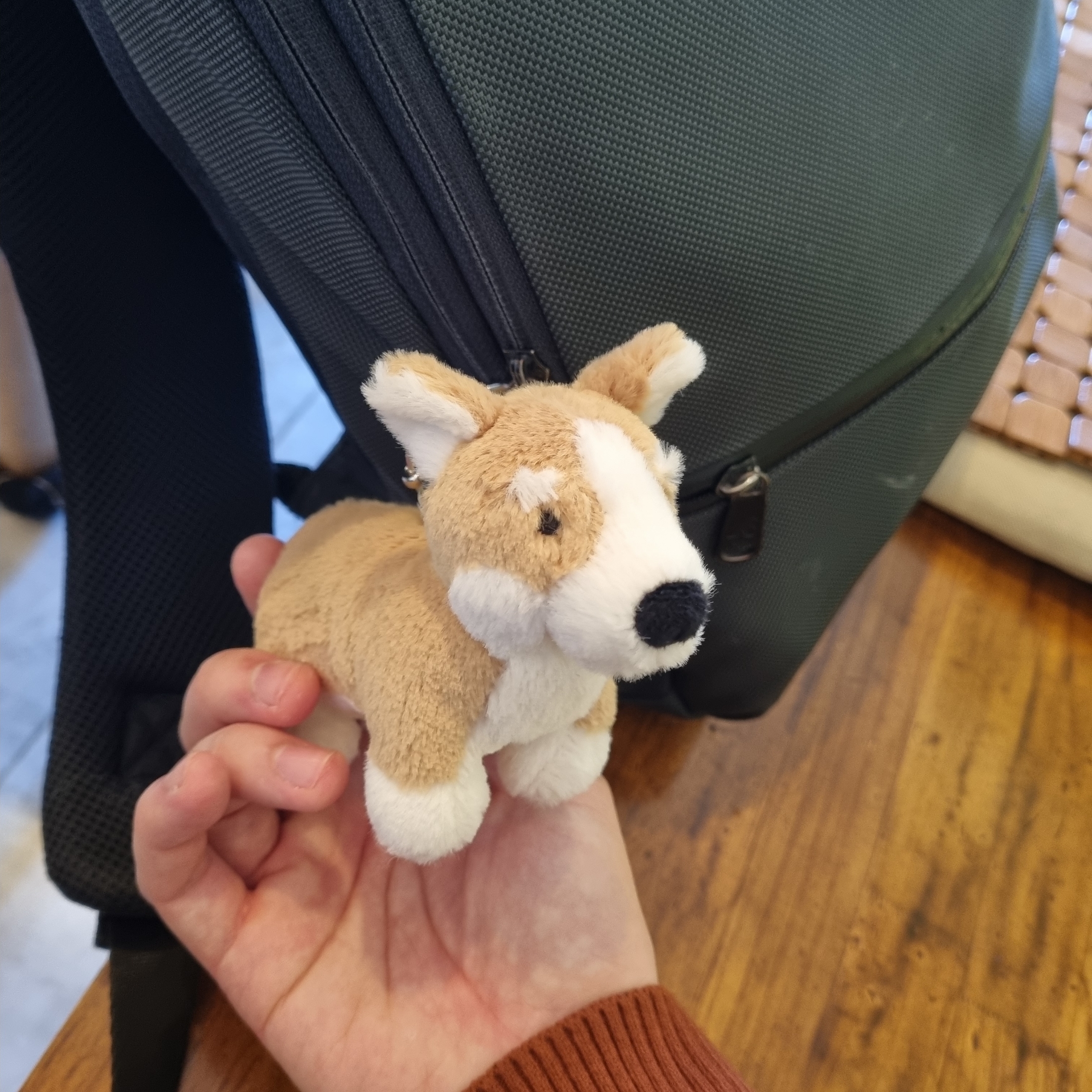 Jellycat Betty Corgi Bag Charm Honey 착용 스타일 - 2