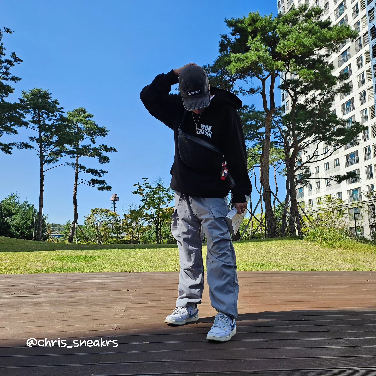 Jordan 1 x Union KO Low White, Louis Vuitton Discovery PM Bumbag Monogram Shadow Black 착용 스타일 - 3