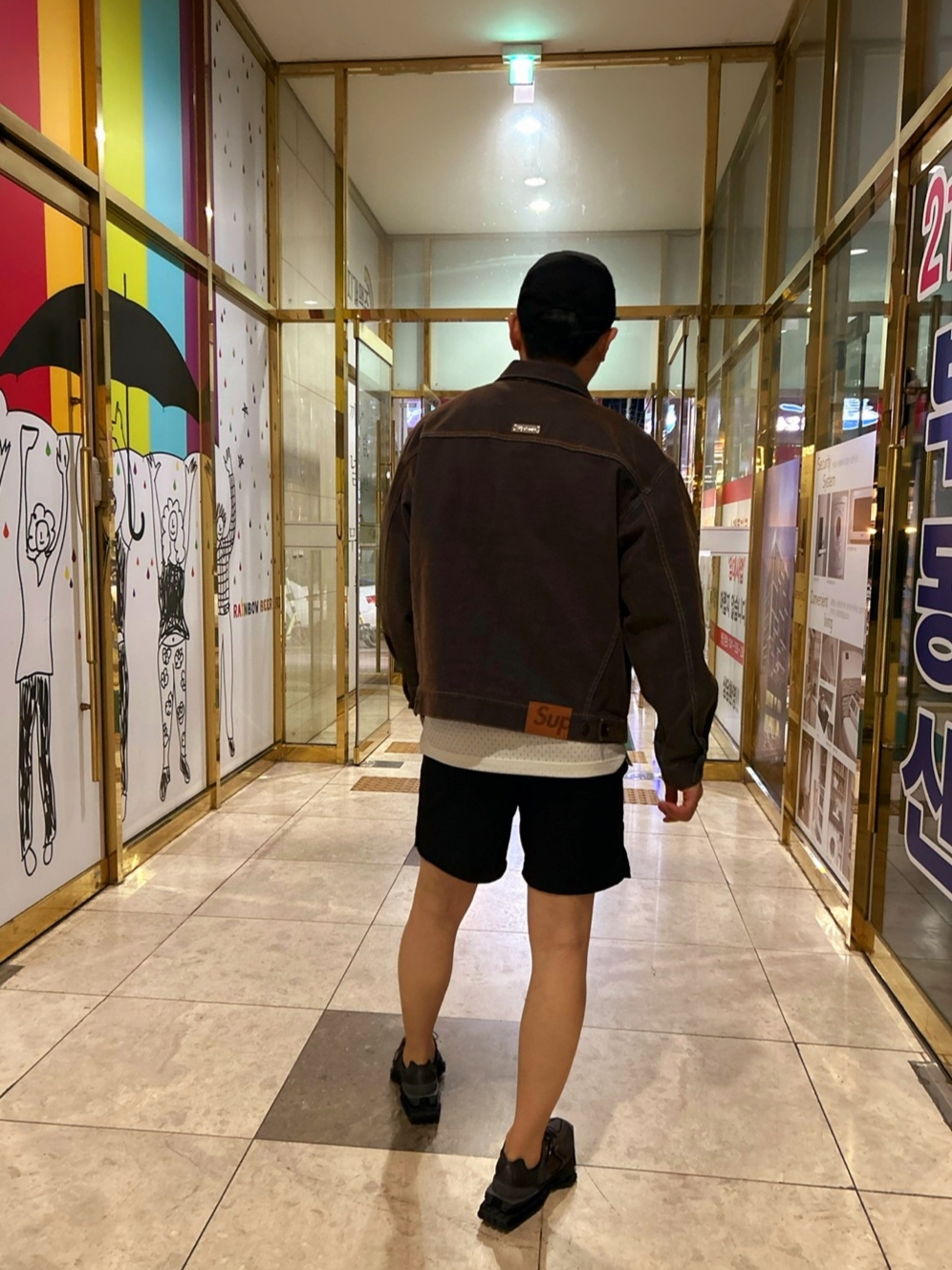 Supreme Flocked Denim Trucker Jacket Gold - 23SS, Supreme Washed Chino Twill Camp Cap Black 착용 스타일 - 2
