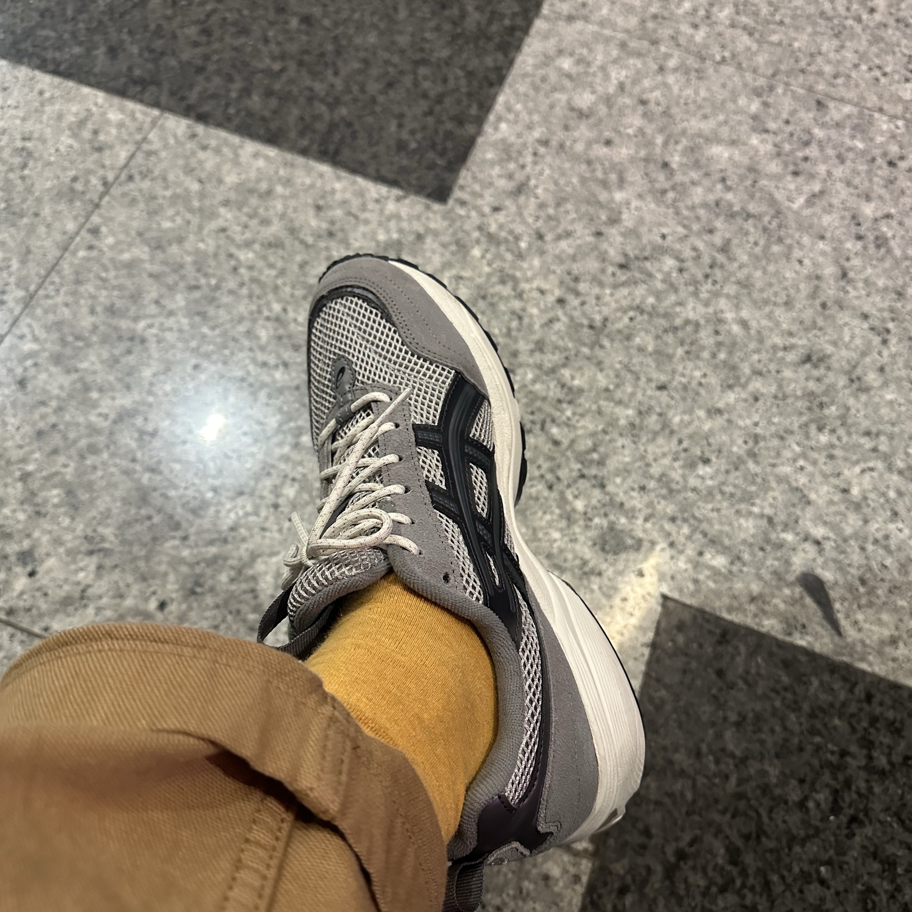 Asics Gel-1090 V2 Oyster Grey 착용 스타일