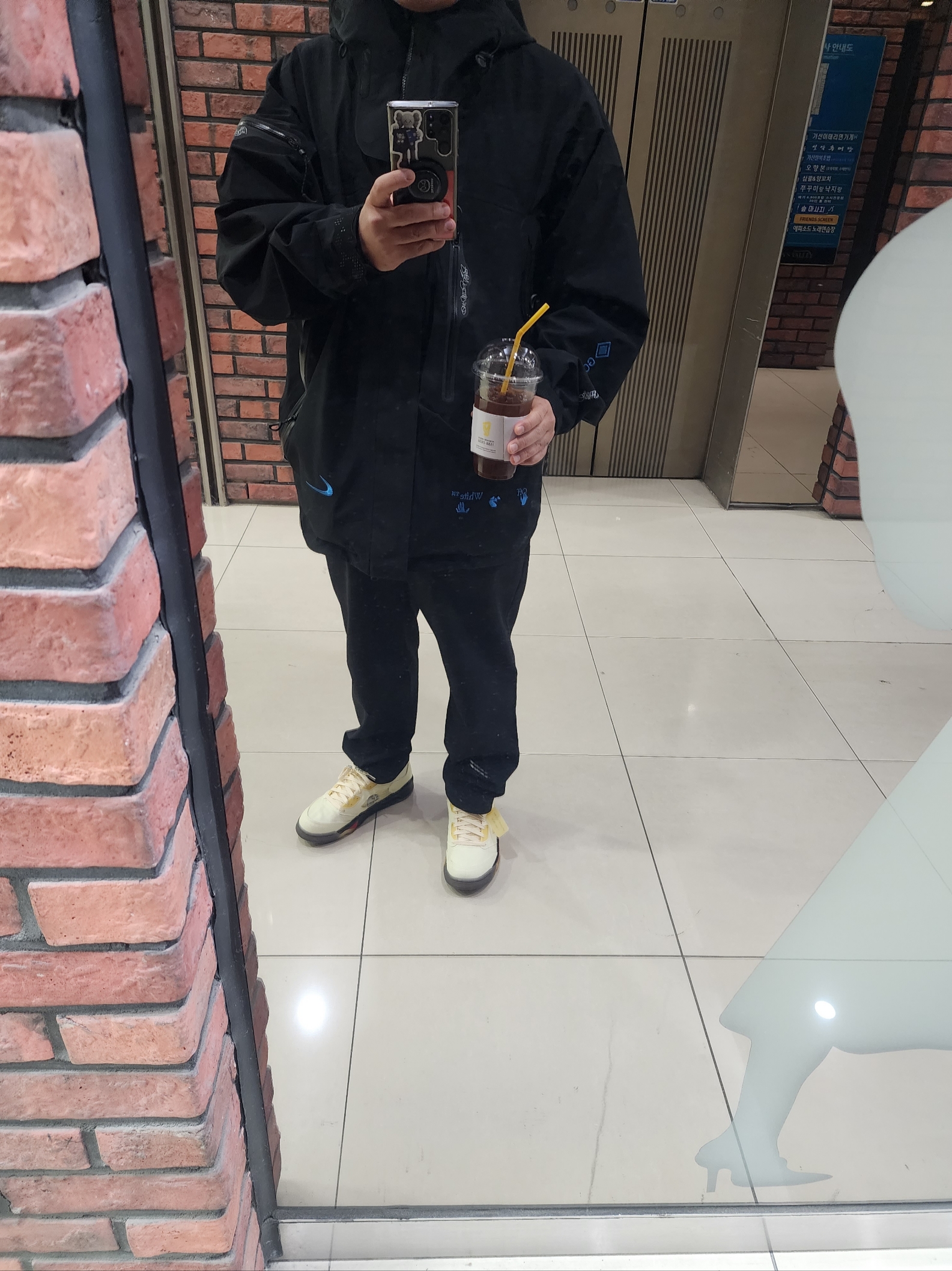 Nike x Off-White NRG Gore-Tex Jacket Black - US/EU, Jordan 5 x Off-White Retro SP Sail Fire Red 착용 스타일
