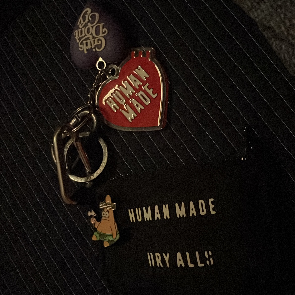 Human Made Heart Keyring Red, Human Made Military Card Case Black 착용 스타일