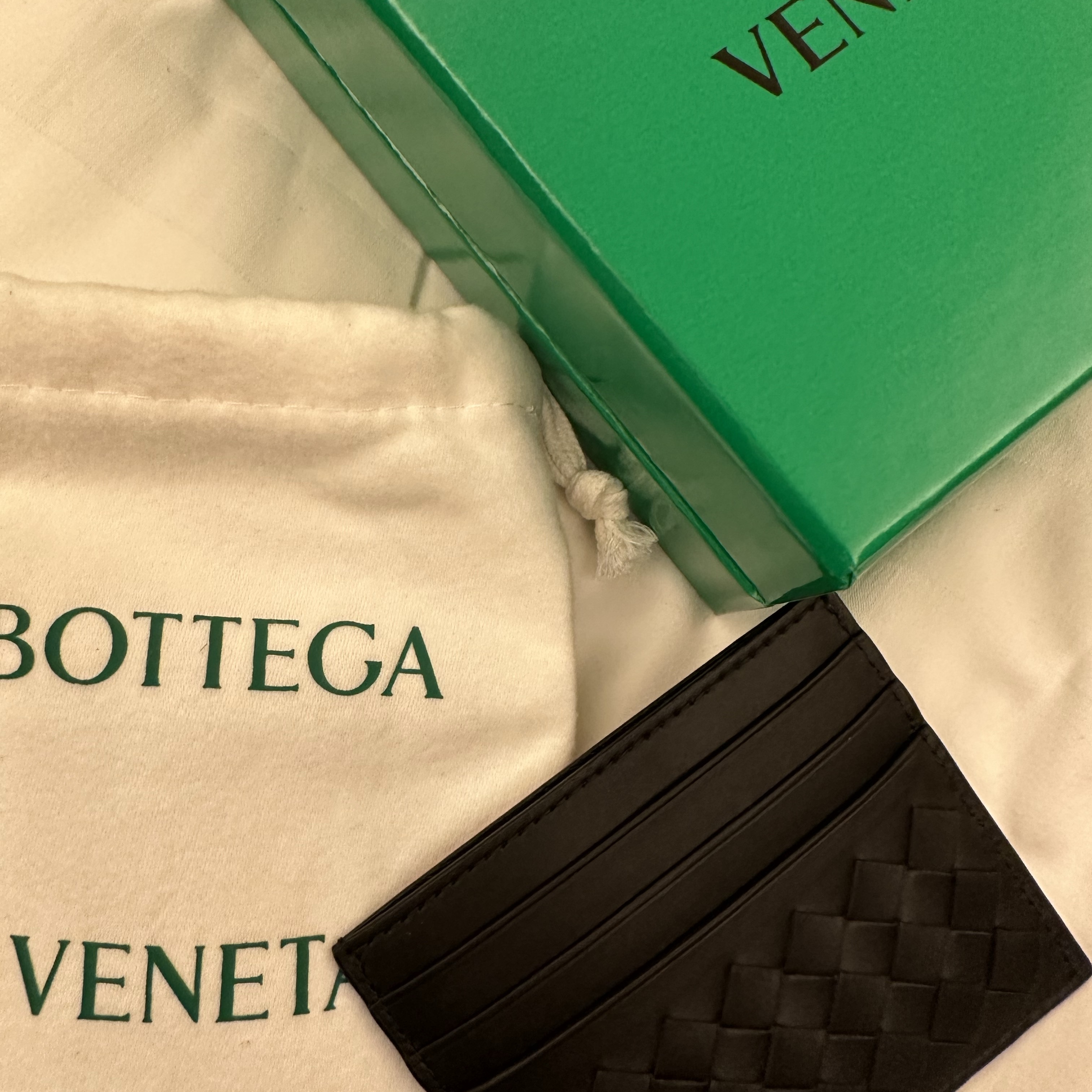 Bottega Veneta Credit Card Case Black 착용 스타일