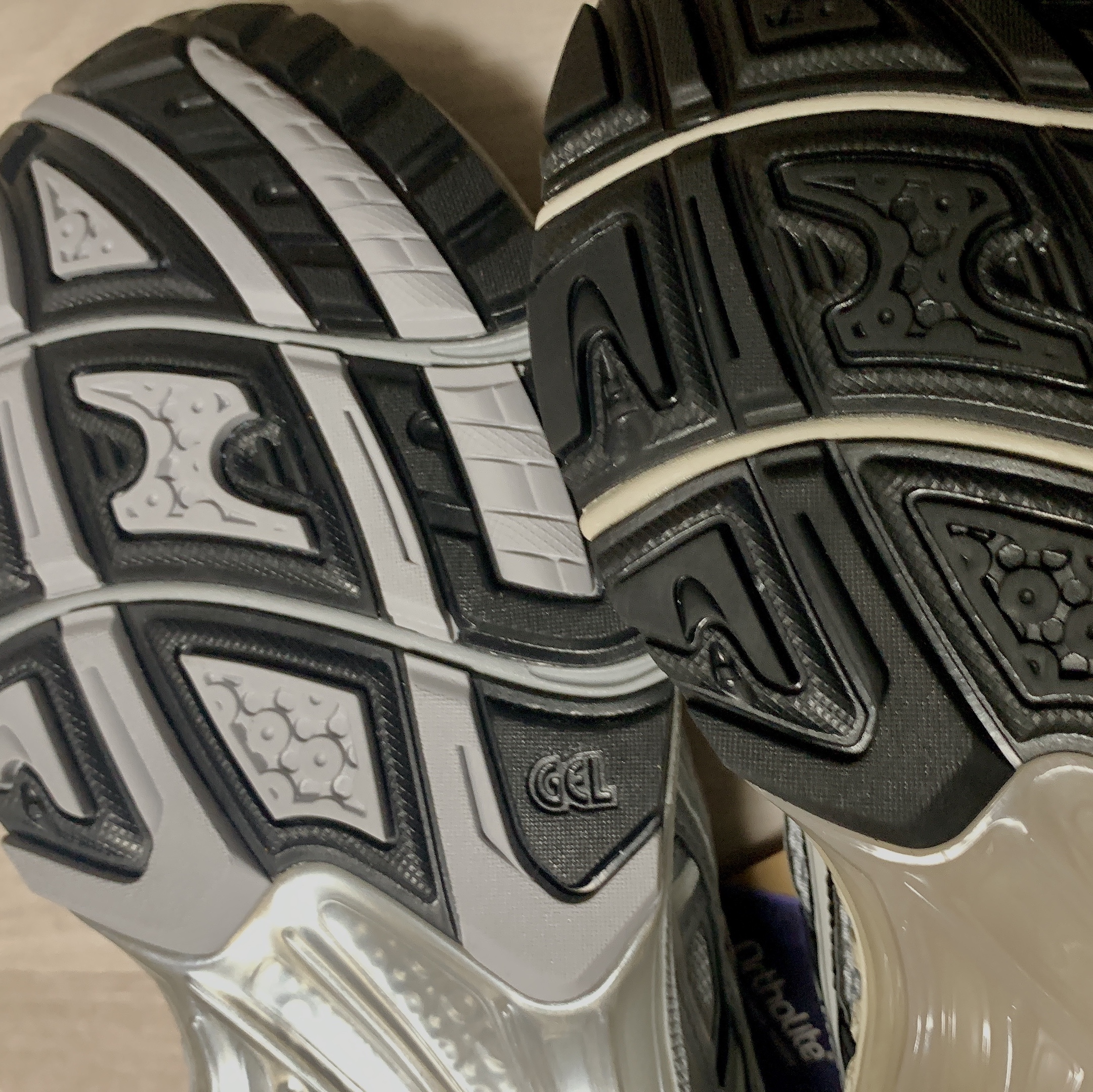 Asics Gel-Kayano Legacy Pure Silver, Asics Gel-Kayano 14 Black Glacier Grey 착용 스타일 - 3