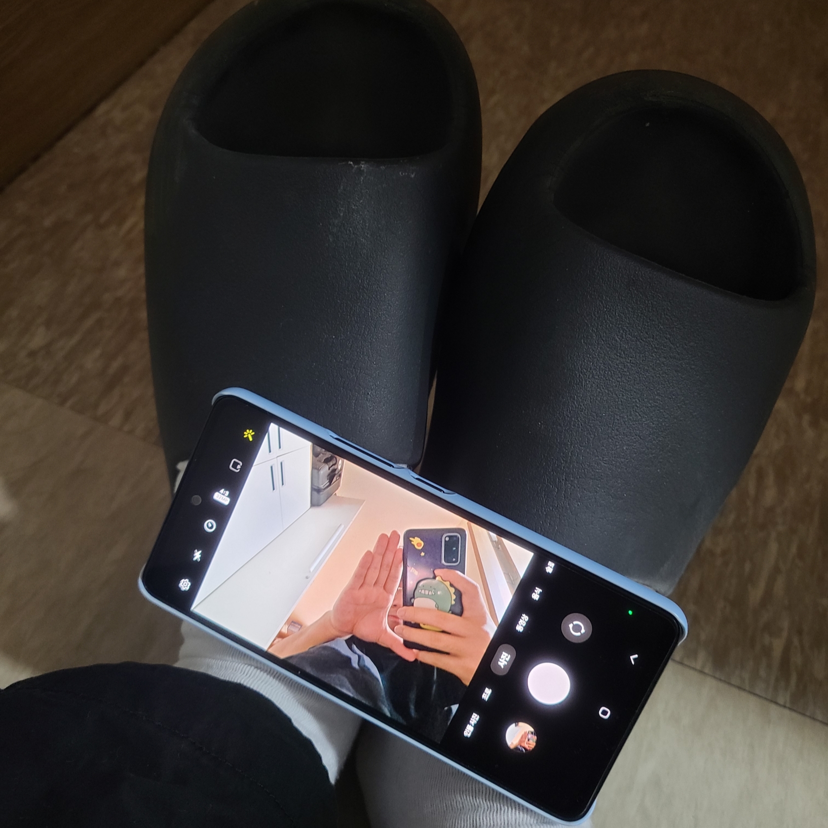 Adidas Yeezy Slide Onyx 착용 스타일 - 2