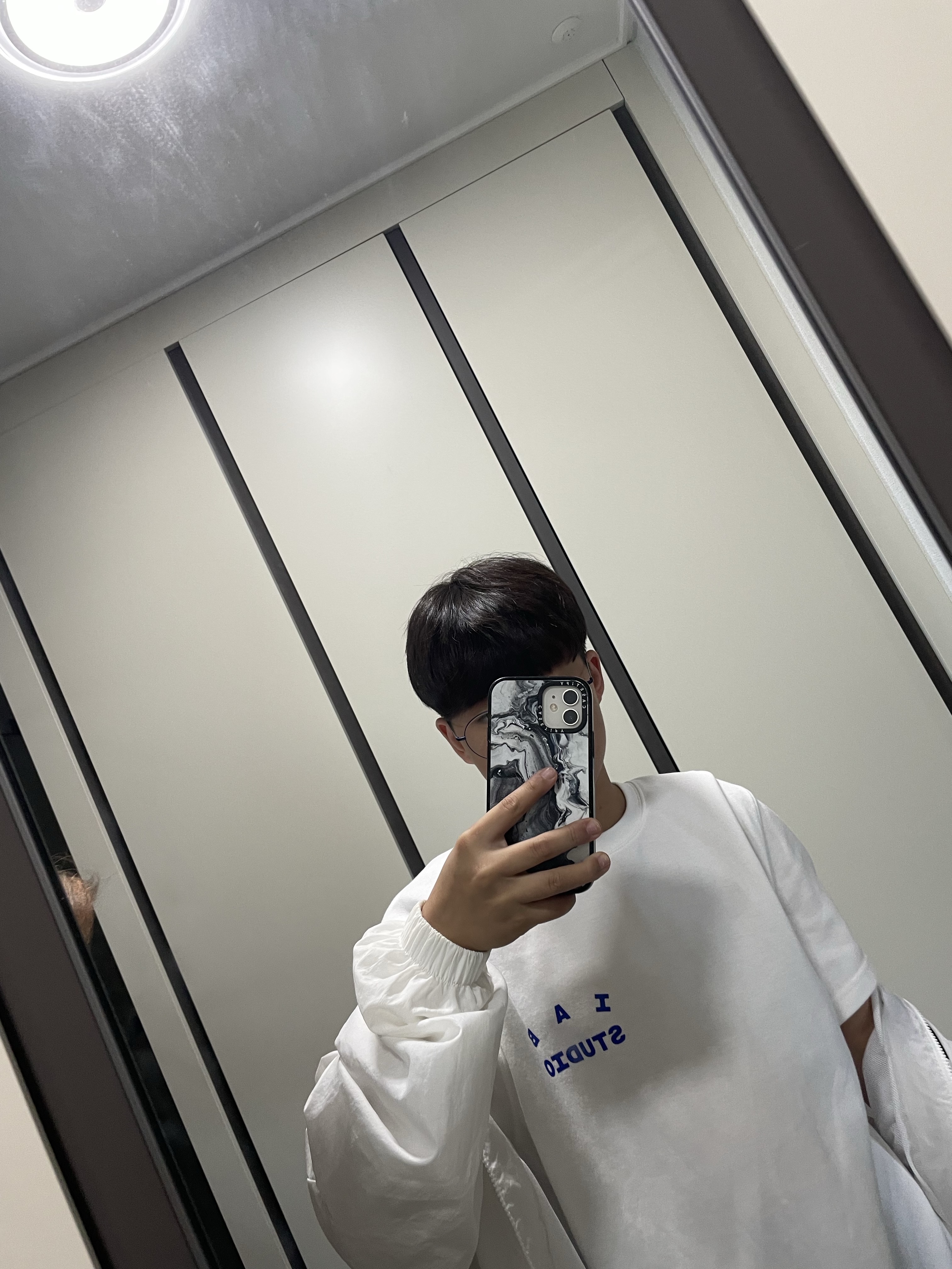 IAB Studio 10th Anniversary T-Shirts Pack White & Black (2 Pack) 착용 스타일 - 1
