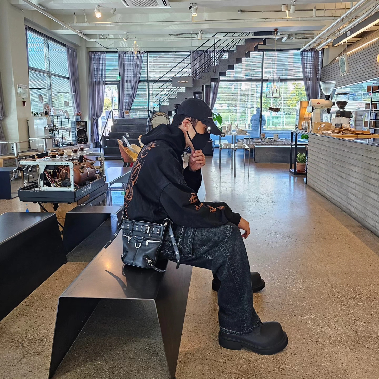 Balenciaga Heavy Metal Logo Hoodie Black Faded 착용 스타일 - 5