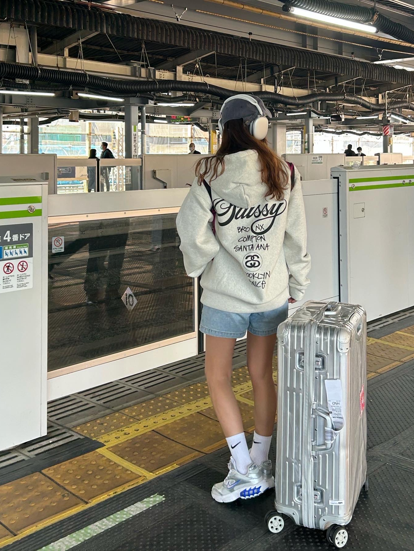 Stussy World Tour Zip Hoodie Ash Heather 2022, Apple AirPods Max Lightning Silver (Korean Ver.) 착용 스타일 - 1