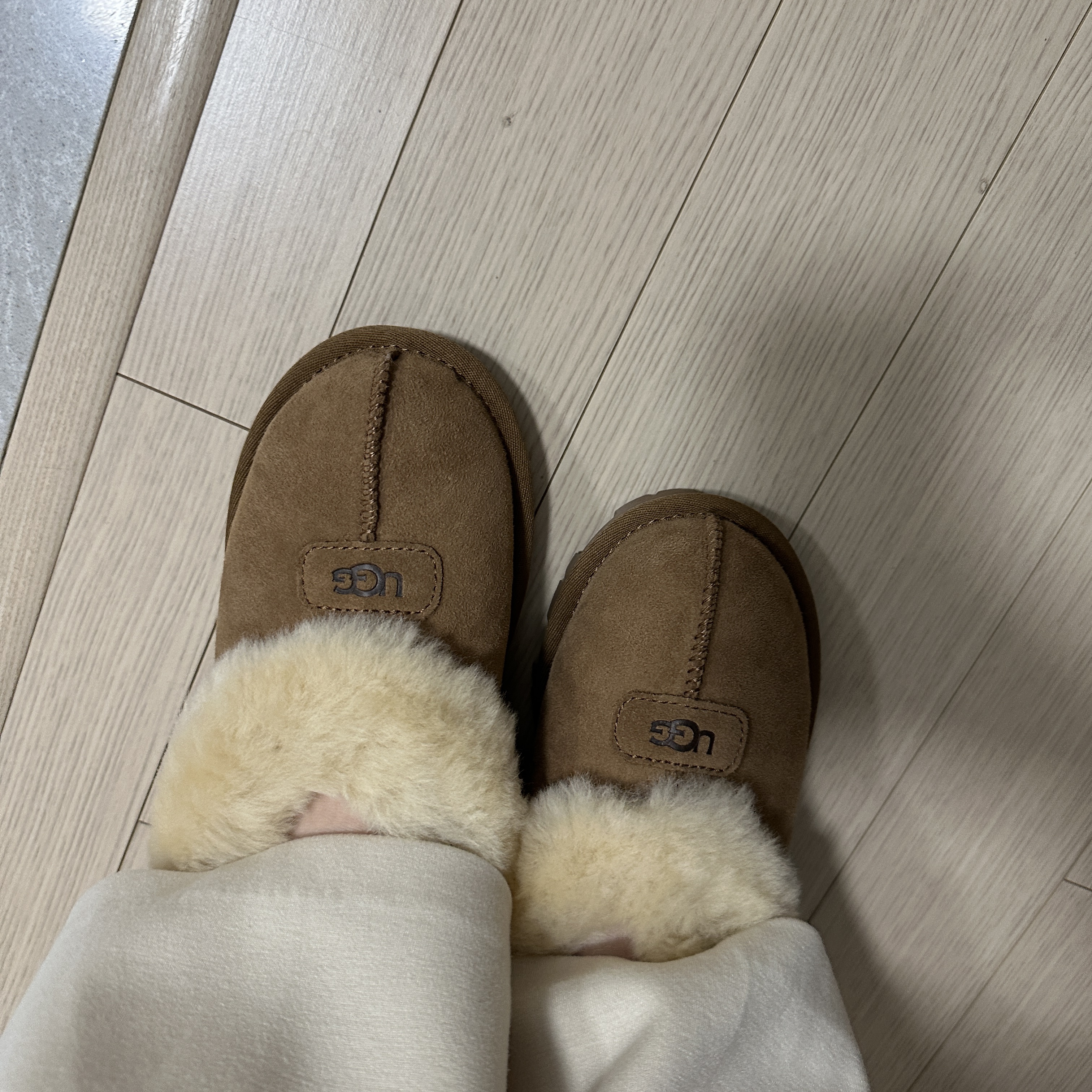 (W) UGG Coquette Slipper Chestnut 착용 스타일 - 2