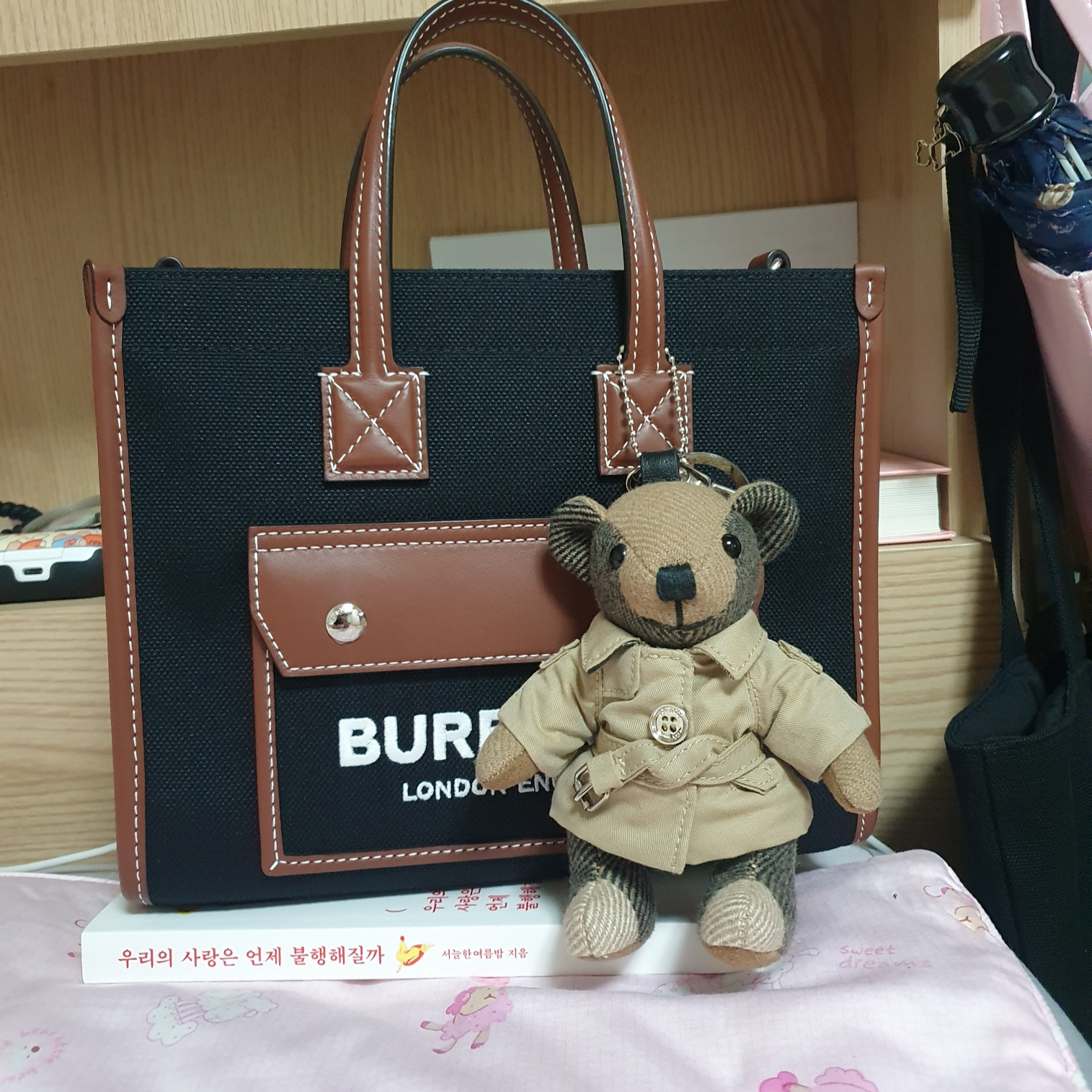 Burberry Thomas Bear Charm in Trench Coat Archive Beige 착용 스타일